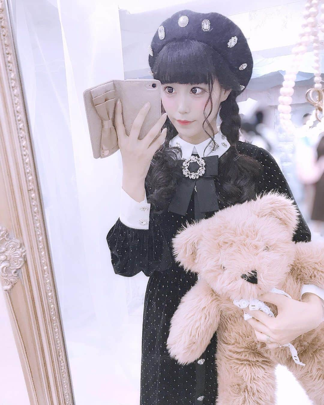 雨宮真梨子さんのインスタグラム写真 - (雨宮真梨子Instagram)「🐻🖤🐻🖤 . . . . ベレー帽 似合うー？🖤 . この時期に被るベレー帽好きだなあ🐇 . . . #swankiss #instagram #instalike #instagood #likeforlikes #展示会 #アイドル #撮影 #撮影会 #ベレー帽 #ゆめかわいい #ファッション #fashion #いいね返し #いいね #撮影モデル #idol #yumekawaii #lolitafashion #sweetlolita #code #instagramjapan #instagramer #instagramers #フォローミー #follow #followｍe」11月3日 0時18分 - mariko_amemiya101