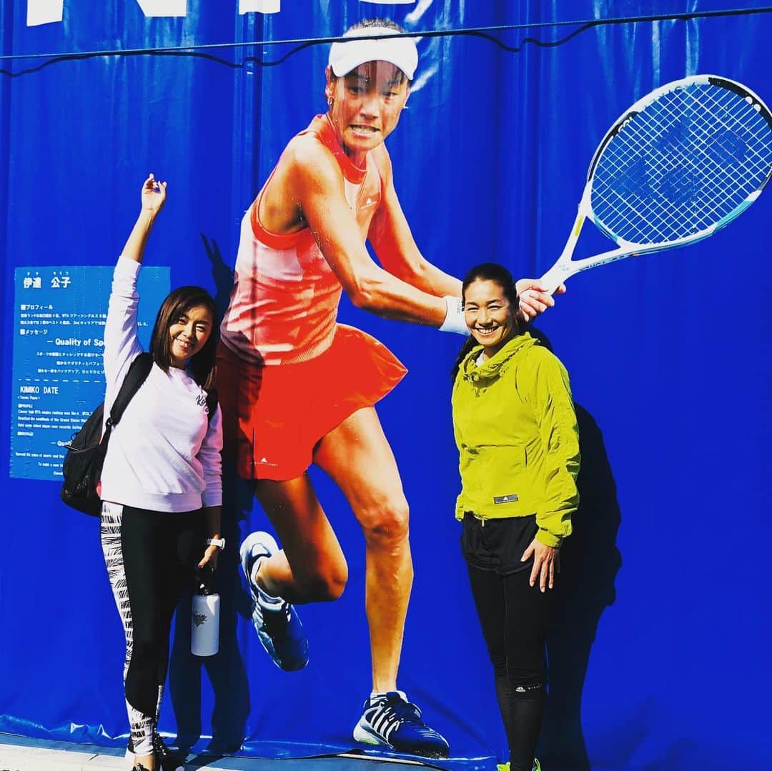 のインスタグラム：「Woman in Sports第2回授賞式の様子。 受賞された田中律子さんとRun Girls さんありがとうございました。 受賞された方だけでなく、参加者の方たちは、今日は1日フィットネスのさまざまな体験ができました。 スポーツを通して社会に影響を与えたり、貢献できる活動をされる女性が益々増えていくことを期待しています。 #伊達公子 #kimikodate #テニス #テニスプレーヤー #テニスプレイヤー #tennis #tennisplayer #instatennis #instasports #instafitness #フィットネス #womeninsports #womenshealth #スポル品川大井町 #スポルテニスコート #ワークアウト #ワークアウト女子 #田中律子 #rungirls」