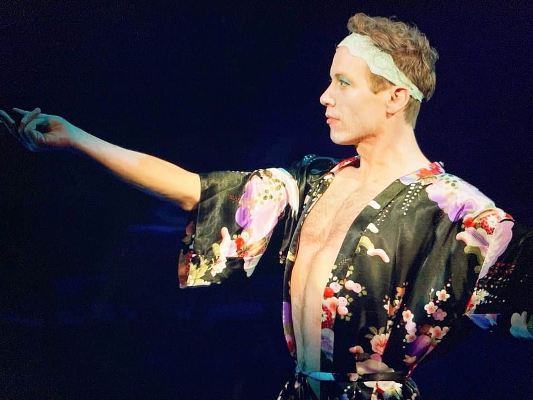 バーレット・フォアのインスタグラム：「Drag dream sequence from ANGELS IN AMERICA. I’ve never felt more powerful.」