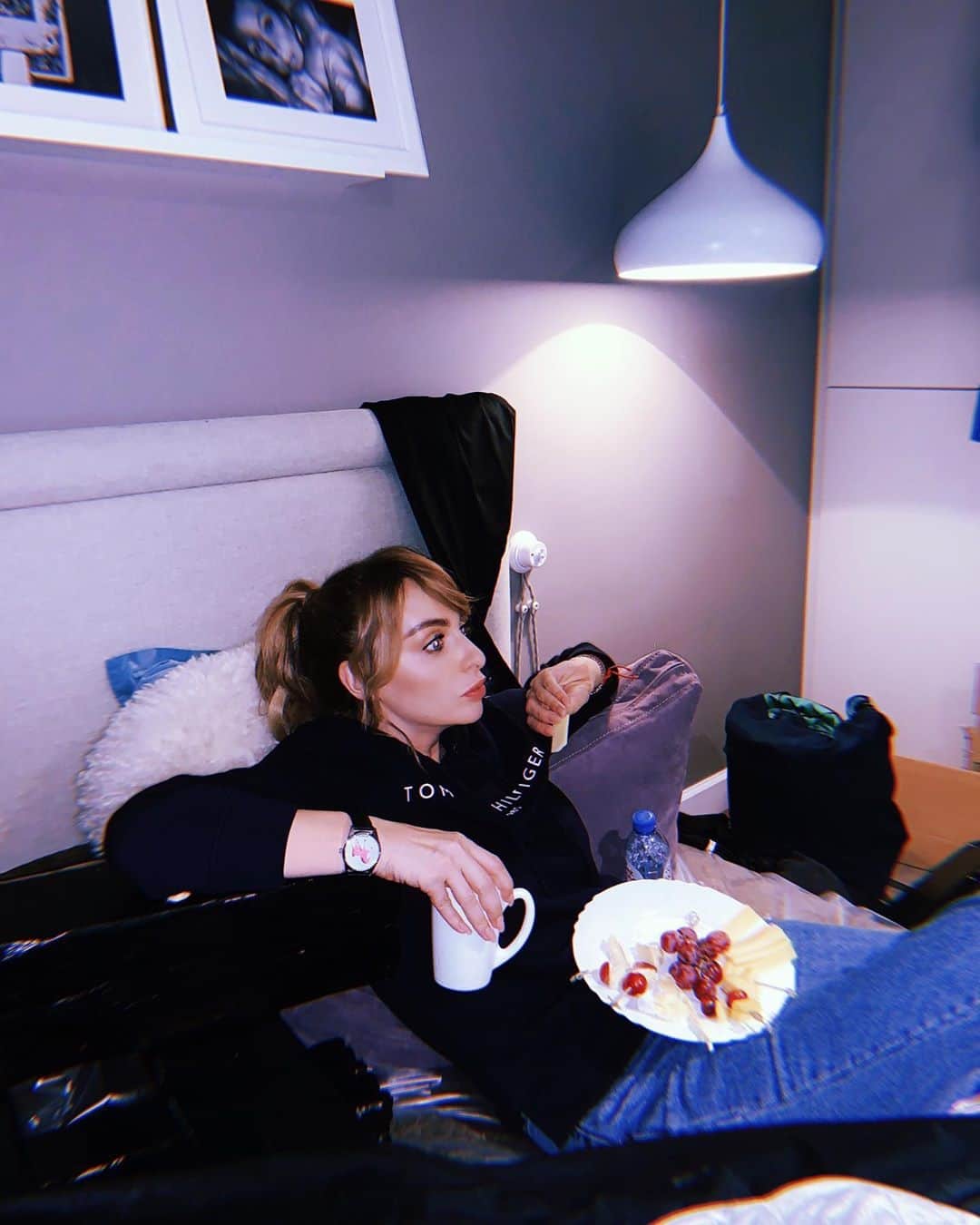 RU.TVさんのインスタグラム写真 - (RU.TVInstagram)「😜 Идеальный выходной вечер - вкусняшки, напиток и любимый фильм или книга! ⠀ 🤔 У тебя также или ты за активный отдых? Расскажи, как проводишь свои выходные! ⠀ #rutv #рутв #катяварнава @kativarnava」11月3日 0時30分 - ru_tv