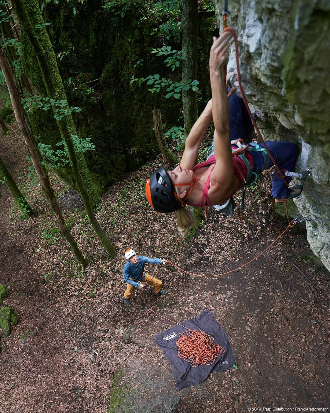 カタリーナ・ザーヴァインさんのインスタグラム写真 - (カタリーナ・ザーヴァインInstagram)「#BelayBetter challenge . Make sure to take part by posting your best belay photo and using the hashtag #BelayBetter to win some cool @petzl_official equipment. . Pic by @frank_kretschmann in the one and only Frankenjura😀💗」11月3日 0時30分 - katha_saurwein