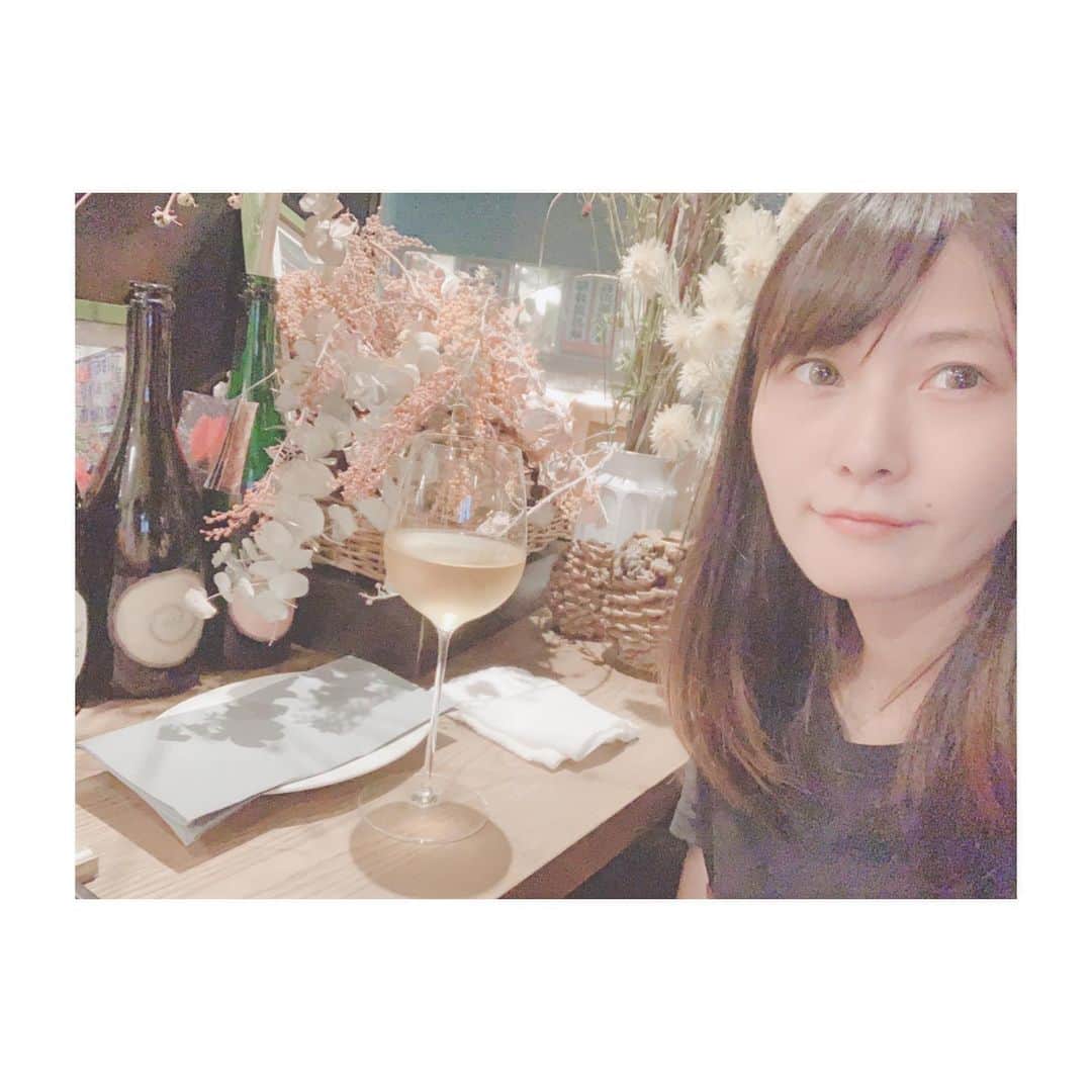 大崎みらいのインスタグラム：「、 いろんな準備に 追われておりまする。。。 みんな構ってくれてありがと🥰 、 今度イタリアに観光に行くんだけど オススメのスポットや、 こうしたほうがいいよ！とか これは絶対たべて！とか あったら教えてね！！ 、 ワインは浴びようと 思ってます！♡ 、 、 、 #ワイン #wine #sake #酒好き #呑み女 #赤ワイン #白ワイン #どちらもすき #みんなはどっちがすき？」
