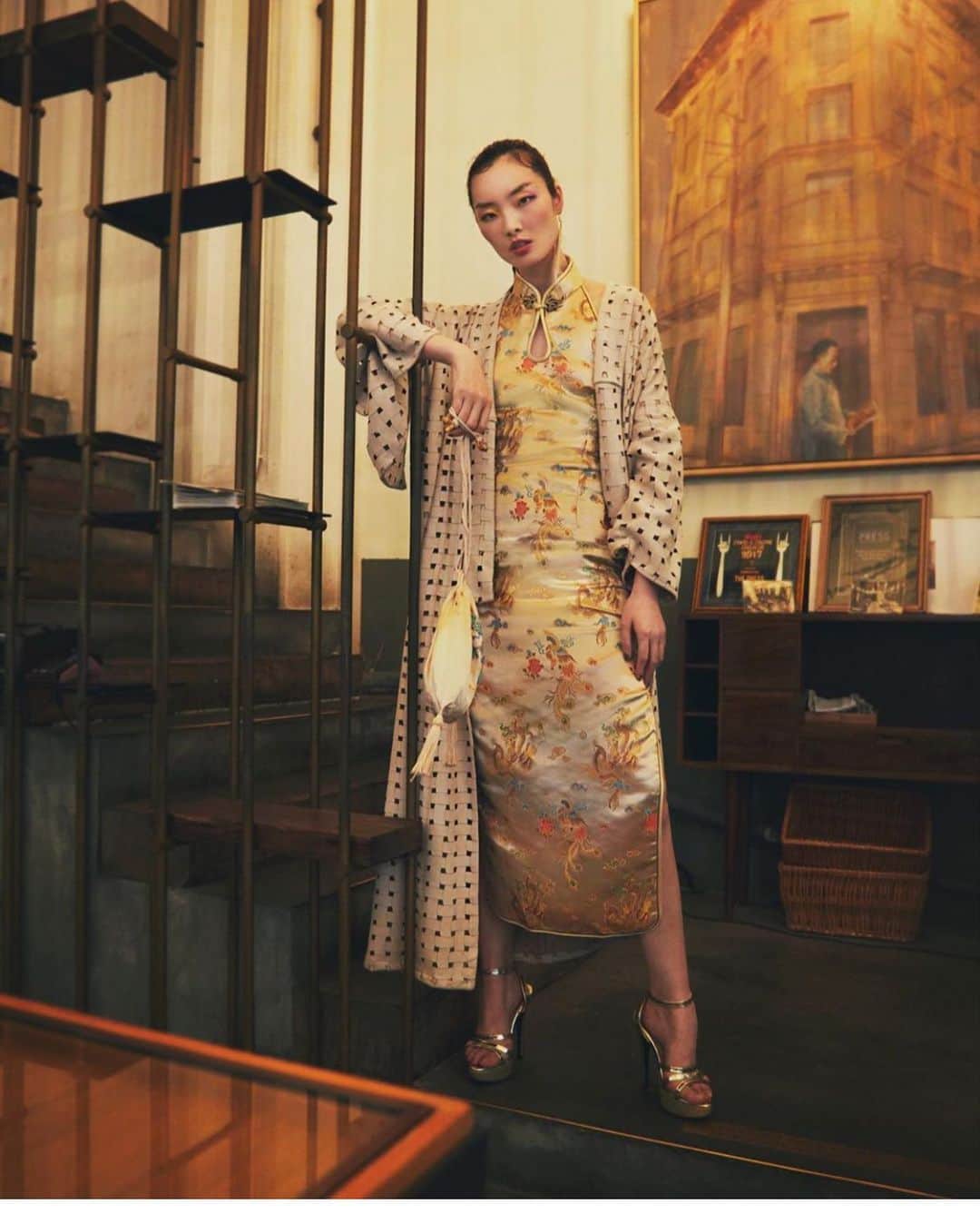相澤樹さんのインスタグラム写真 - (相澤樹Instagram)「こちらもkiiro 上海ロケ。チャイナドレスと和服を重ねて。ノスタルジックでたまらなかったな。」11月3日 0時47分 - mikitiaizawa