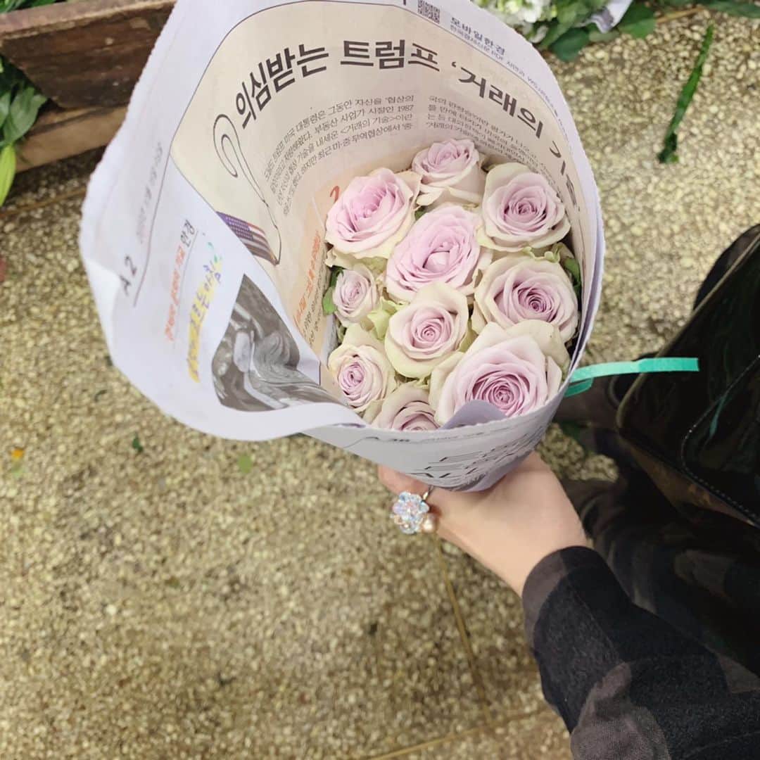 Yuka Kaedeさんのインスタグラム写真 - (Yuka KaedeInstagram)「花市場 【 #南大門市場 】 * 韓国に着いたらまず花市場へ♪ 淡いパープルを選びました♡(^^) * #seoul#남대문시장」11月3日 0時47分 - _asyuka_
