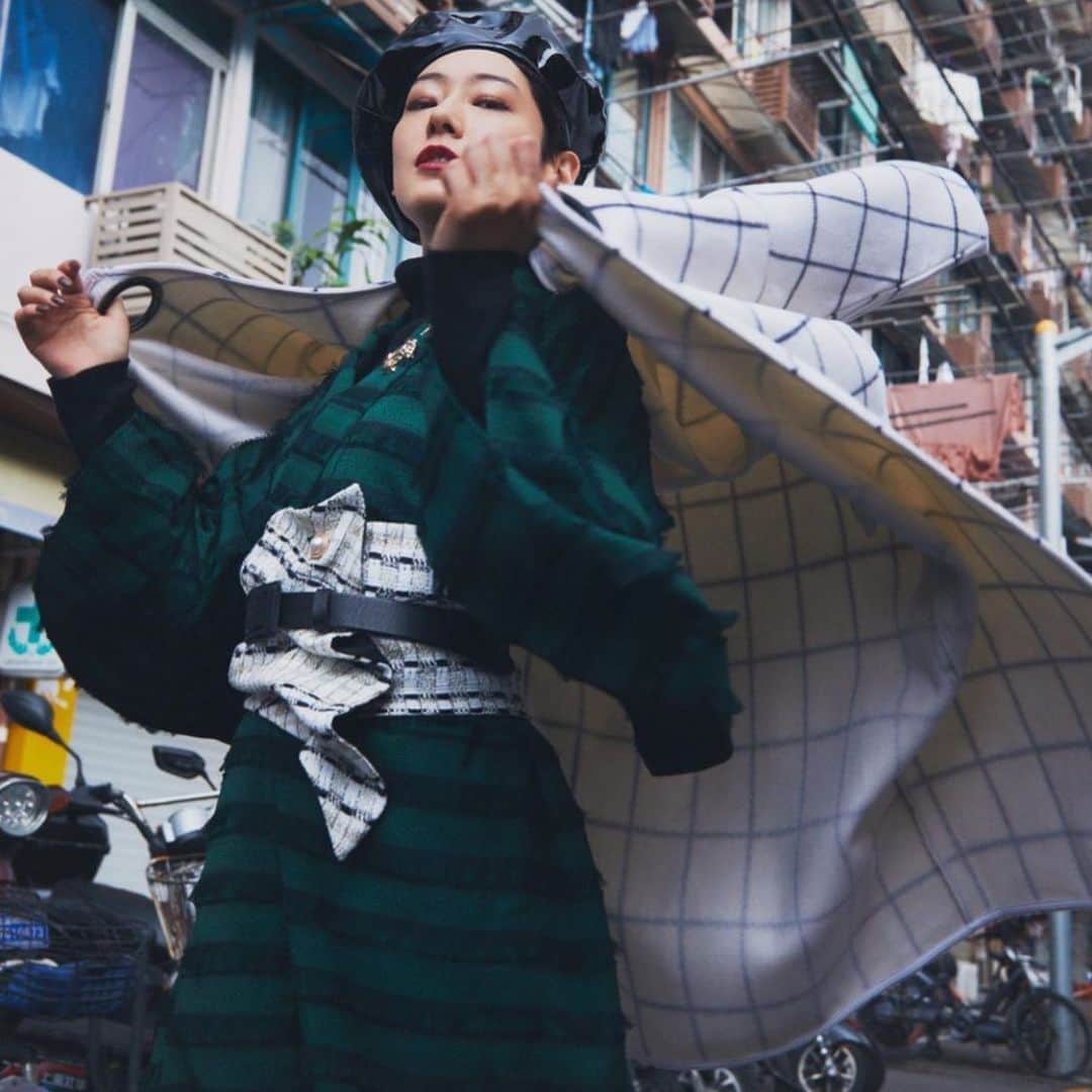 相澤樹さんのインスタグラム写真 - (相澤樹Instagram)「先月の上海ロケ。コーディネーターも含めて沢山撮影しました。こんな景色も無くなるんだろうな。和服を洋服のように楽しめる。kiiroの新作。」11月3日 0時43分 - mikitiaizawa