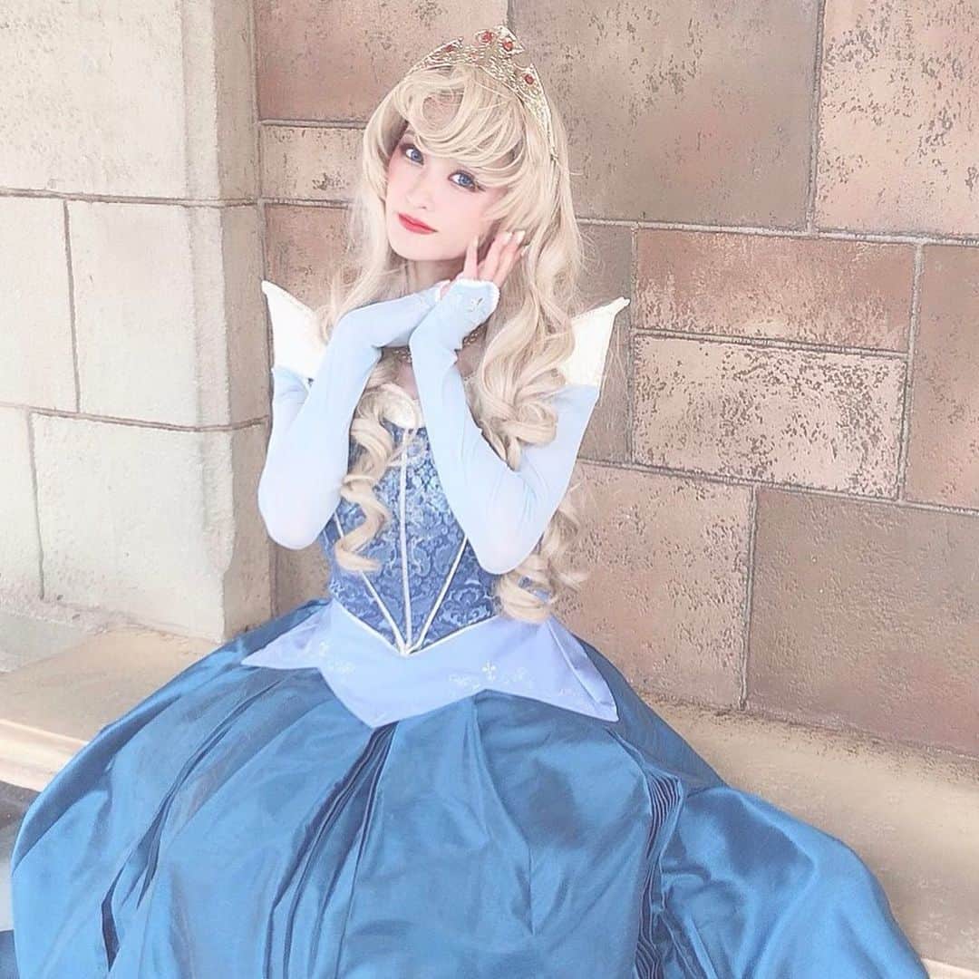 間宮みやのインスタグラム：「Dressed up as Aurora Princess at Disneyland! I'm happy to be a longing princess💘  ディズニーハロウィンでオーロラ姫の仮装をしました🎀 念願叶って嬉しい🌈♡ ピンクのドレスも他のプリンセスもしたいなぁ🥺夢は膨らむ  #dハロ仮装 #dハロ #眠れる森の美女 #オーロラ姫 #disneyland #halloween #halloweencostume」