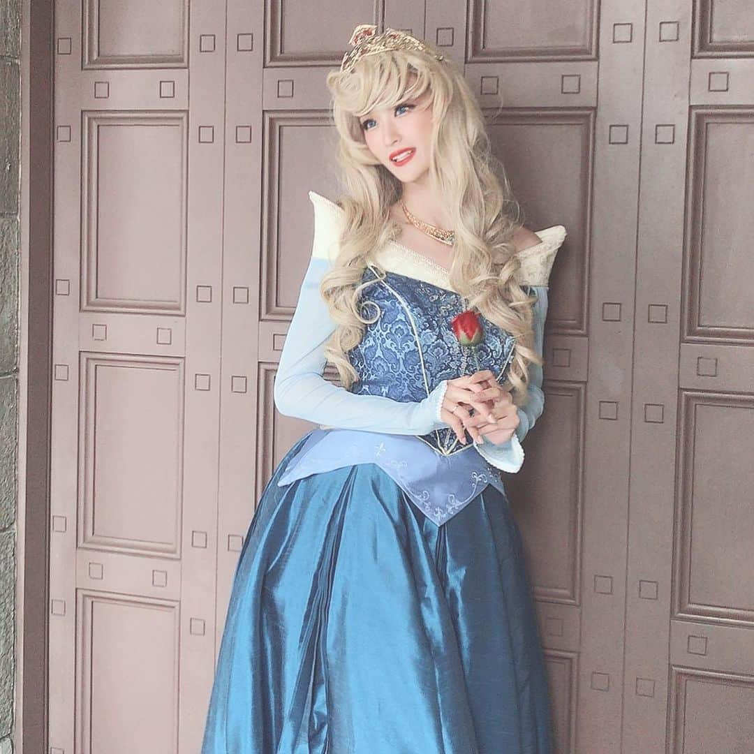 間宮みやさんのインスタグラム写真 - (間宮みやInstagram)「Dressed up as Aurora Princess at Disneyland! I'm happy to be a longing princess💘  ディズニーハロウィンでオーロラ姫の仮装をしました🎀 念願叶って嬉しい🌈♡ ピンクのドレスも他のプリンセスもしたいなぁ🥺夢は膨らむ  #dハロ仮装 #dハロ #眠れる森の美女 #オーロラ姫 #disneyland #halloween #halloweencostume」11月3日 0時50分 - mmy_myan