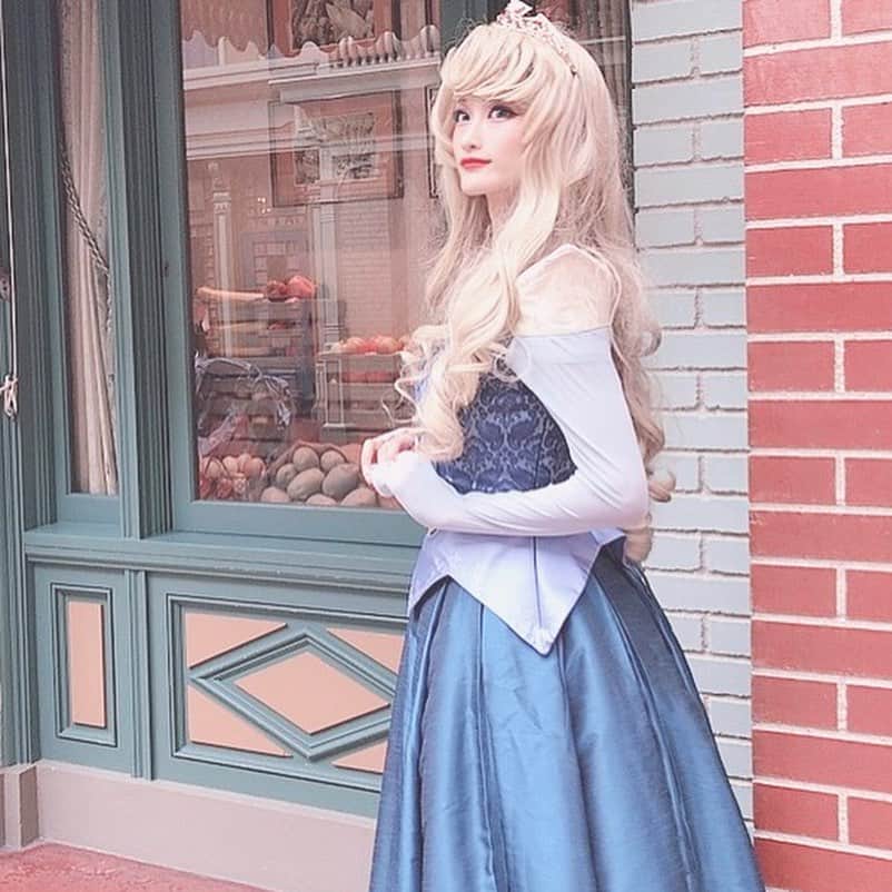 間宮みやさんのインスタグラム写真 - (間宮みやInstagram)「Dressed up as Aurora Princess at Disneyland! I'm happy to be a longing princess💘  ディズニーハロウィンでオーロラ姫の仮装をしました🎀 念願叶って嬉しい🌈♡ ピンクのドレスも他のプリンセスもしたいなぁ🥺夢は膨らむ  #dハロ仮装 #dハロ #眠れる森の美女 #オーロラ姫 #disneyland #halloween #halloweencostume」11月3日 0時50分 - mmy_myan