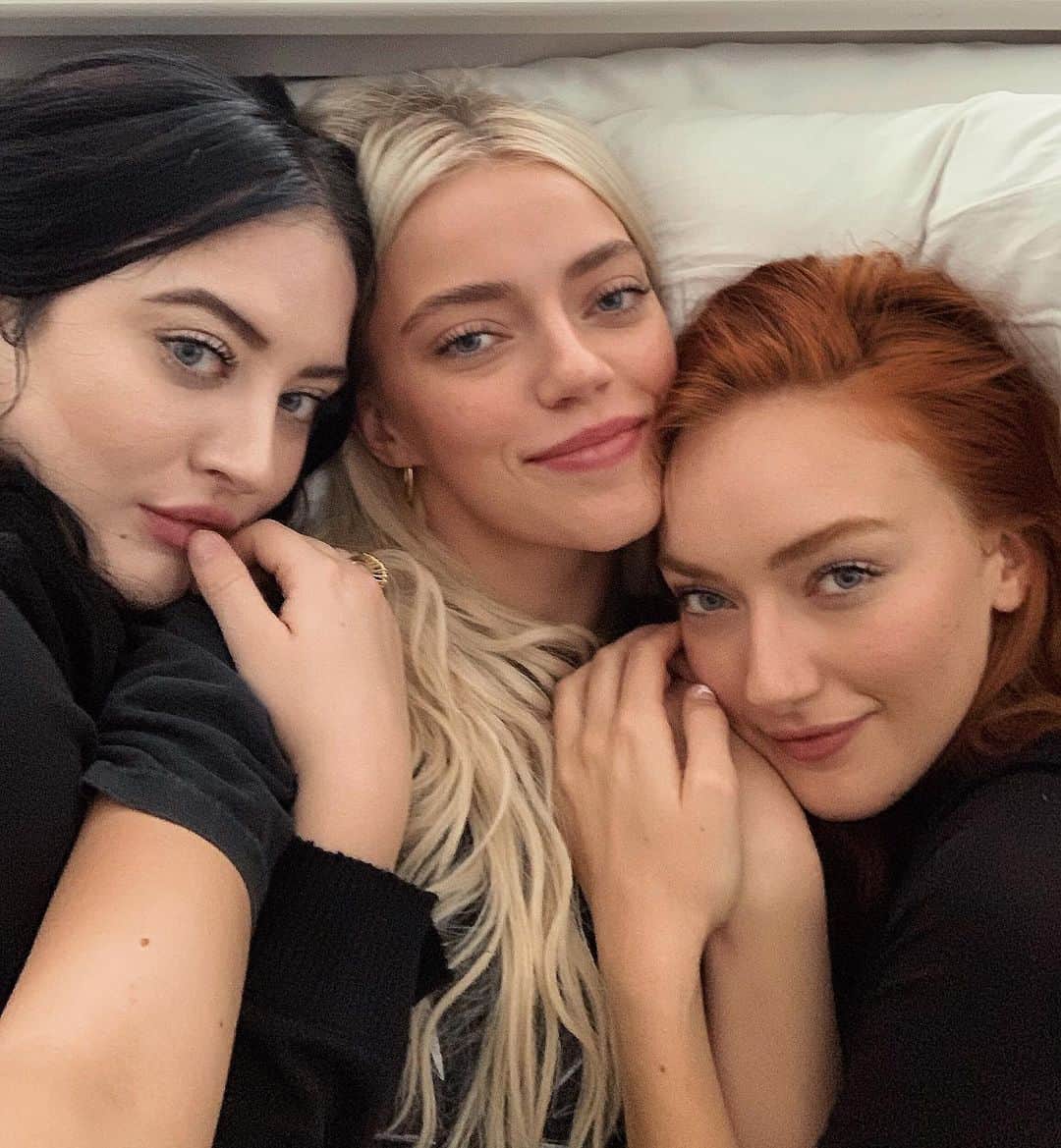 パイパー・アメリカ・スミスのインスタグラム：「Different flowers from the same garden @saintstarlie @daisyclementine 🖤 So grateful for my sisters and the ways they each love and support me. So lucky to have both of them to look up to, I’ll never stop trying to catch up to them.」