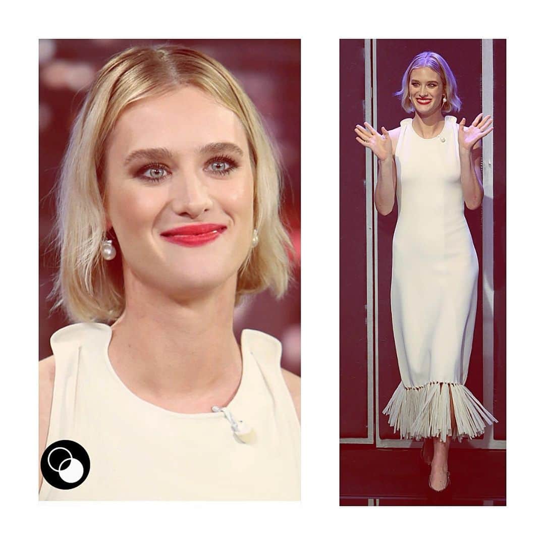 JO BAKERのインスタグラム：「M A C K E N Z I E • D A V I S 🇨🇦 Classic & Elegant... #mackenziedavis for @jimmykimmellive ... Style @karlawelchstylist  Hair @jennychohair  Makeup by me #jobakermakeupartist using @chanel.beauty @welovecoco  #rougeallureink」