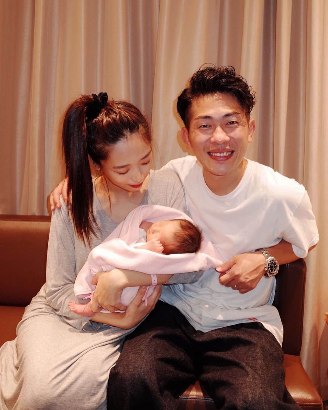 近藤千尋のインスタグラム：「沢山のお祝いコメント、 本当にありがとうございます😢❤️ 入院中は家族の支えに甘えてゆっくりしながら 体力温存して育児頑張ります👶✨ 出産レポートや、病院選びなども 雑誌の企画で紹介予定です🏥 少しでも皆様の参考になりますように🤰❗️ 載せたい写真が選びきれないので 今日撮ってもらったホヤホヤの📸  #第二子出産 #生後3日 #十愛とそっっっくり」