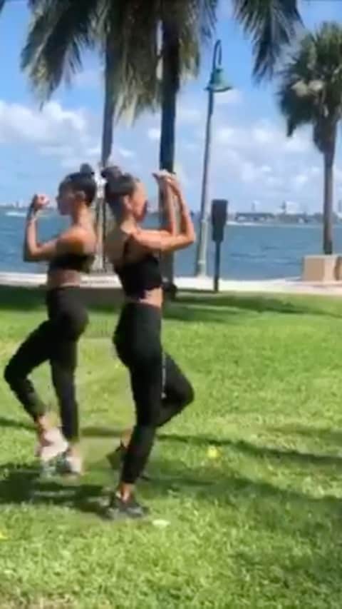 のインスタグラム：「Full counts 👯‍♀️」