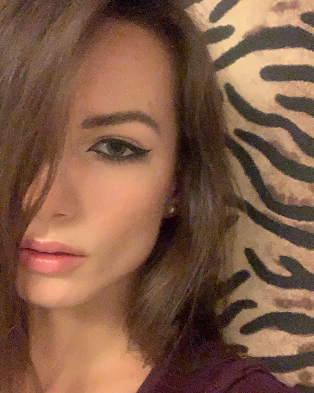 Karolina Bojarさんのインスタグラム写真 - (Karolina BojarInstagram)「#cateye today ✌🏼🐯 • #makeup #brunette #selfie #tiger #weekend #whysoserious」11月3日 1時26分 - bojarmeow