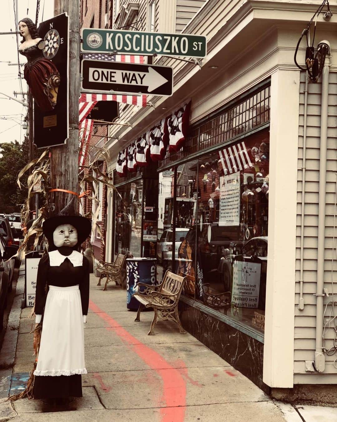 ケリー・ブルックさんのインスタグラム写真 - (ケリー・ブルックInstagram)「Last Halloween Spooky East Coast 🇺🇸 RoadTrip 🎃🧙‍♀️👻🍁 @jeremyparisi #hocuspocus #Salem #Vermont #Boston #EastCoast #FallFoliage #leafpeeping」11月3日 1時29分 - iamkb