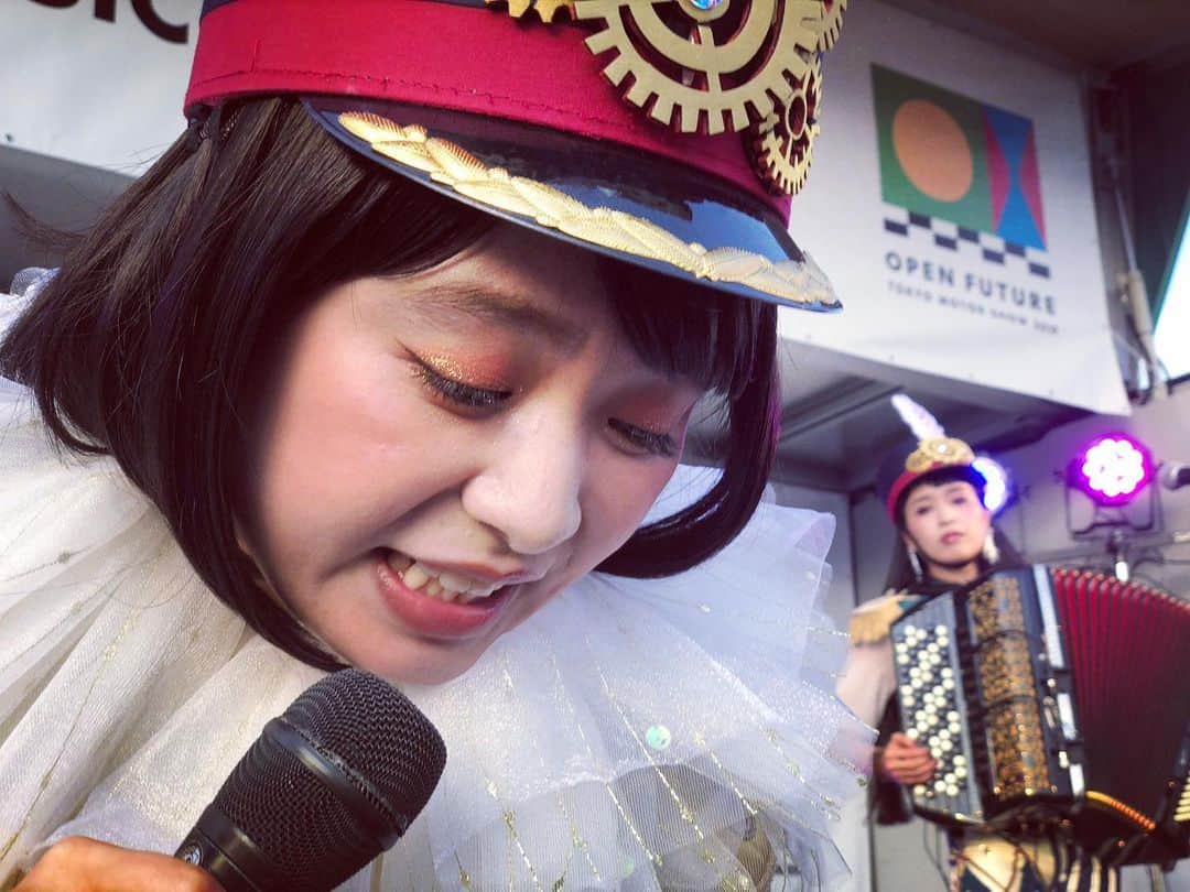 小春のインスタグラム：「野外にはもってこいのいい天気でしたが直射日光に弱い姉でした  #東京モーターショー2019 #charanporantan」