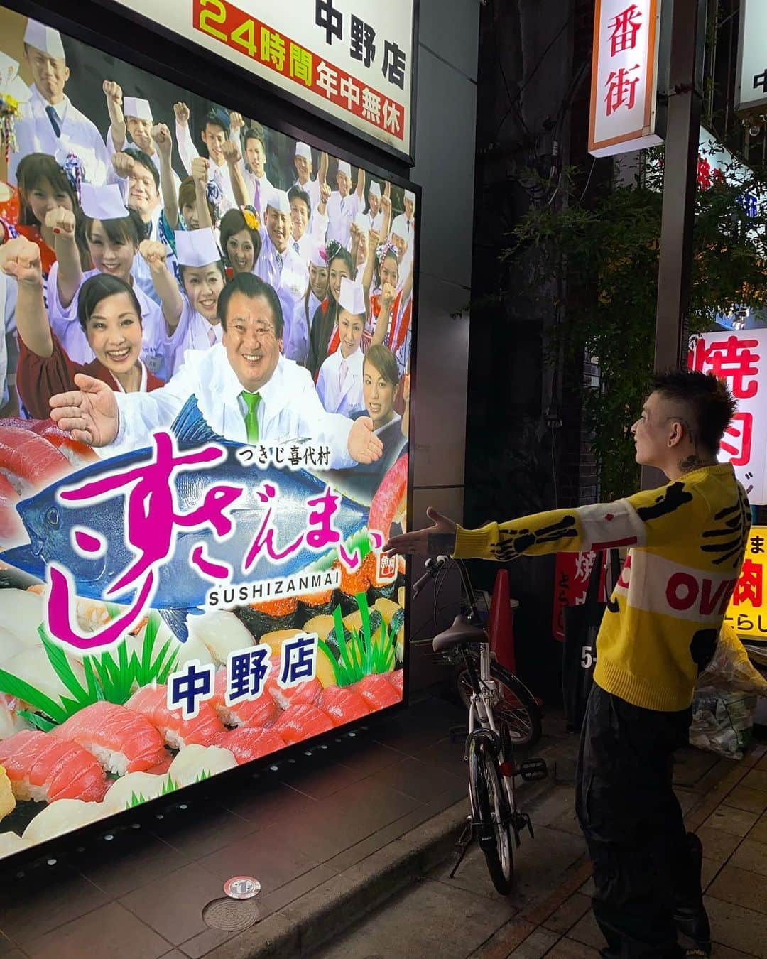 カワグチジンさんのインスタグラム写真 - (カワグチジンInstagram)「japanese sushi shop😂」11月3日 1時45分 - kurtcojain