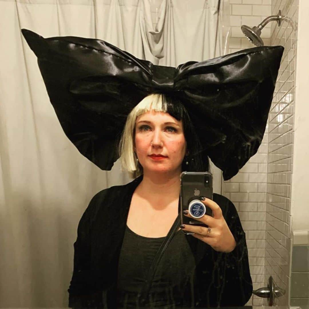 シーアさんのインスタグラム写真 - (シーアInstagram)「W O W ⭐️ just a few of Team Sia’s favorite #SiaHalloween looks! What a treat! - Team Sia」11月3日 1時57分 - siamusic