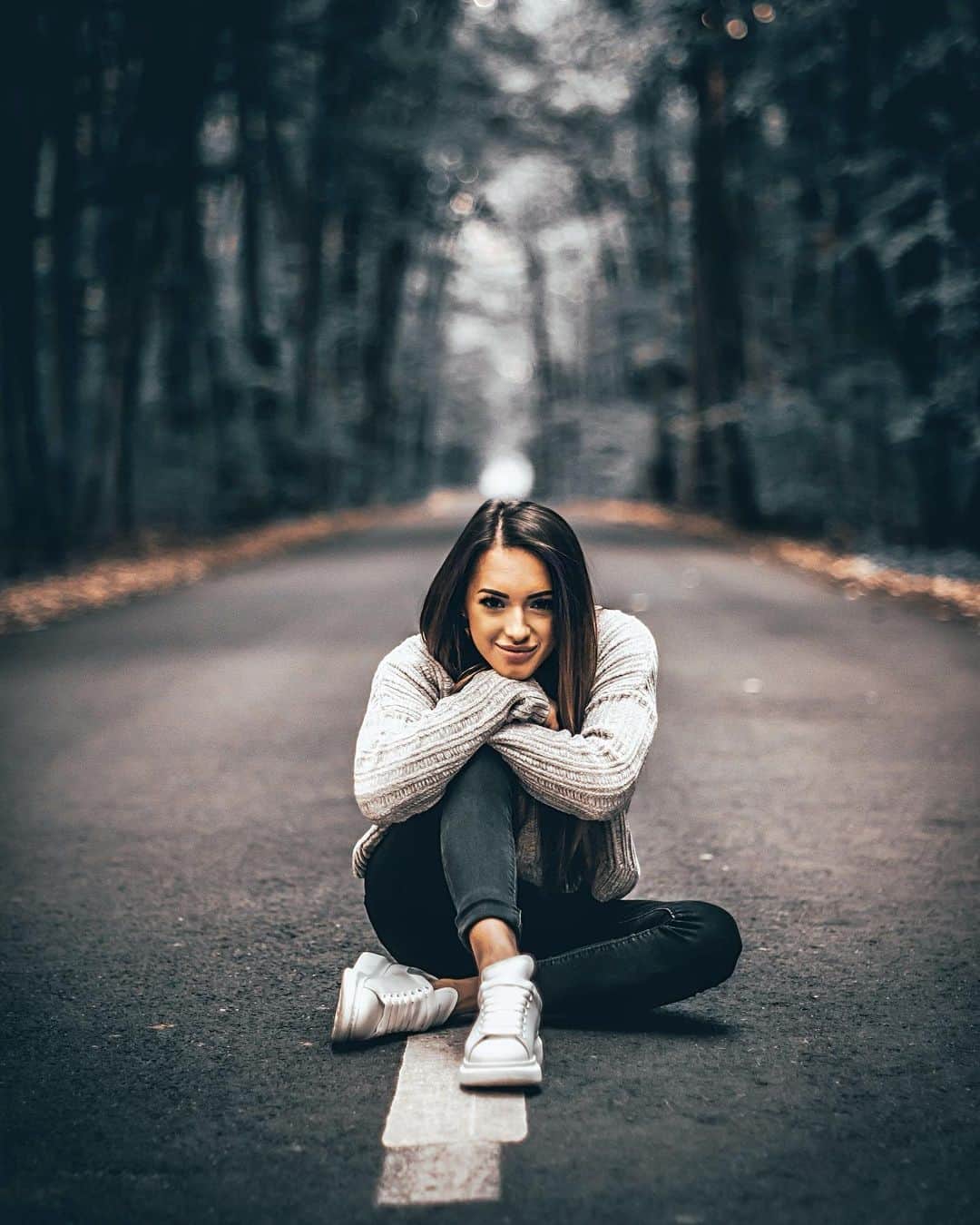 ラリサ・ヨルダケのインスタグラム：「Intr-o lume plina de ura, fii tu dragostea. • Pic by @george_pantelimon」