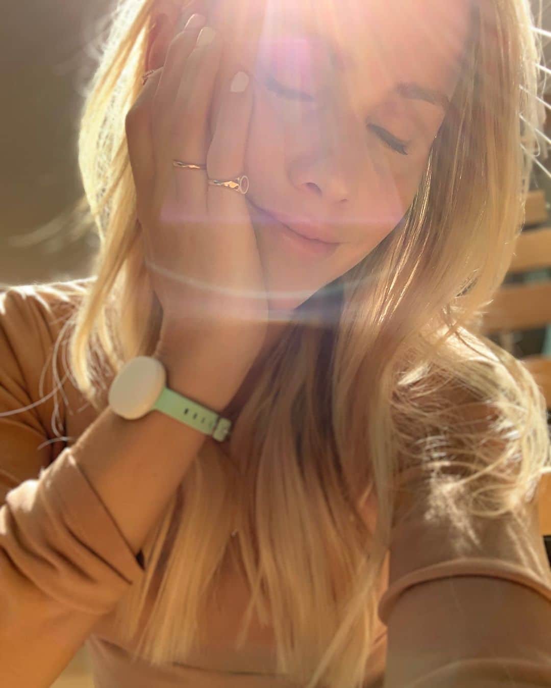 クレア・ホルトのインスタグラム：「Today is World Fertility Day, and I’m working with my friends at @avawomen to open the discussion and raise awareness about the struggles so many couples face when working to grow their families. Andrew and I learned how trying that experience can be before we were ultimately blessed with our #rainbowbaby, James. All this month, Ava will be shedding light on fertility related topics, and I encourage you to follow along at @avawomen. If you’re not familiar with Ava, it’s a bracelet worn while you sleep to monitor your cycle in real time. Timing is everything when you’re trying to conceive, and Ava really helps take the guesswork out of the equation. Head to avawomen.com and use code CLAIRE for $20 off your bracelet. #AvaPartner #MyFertilityStory #WorldFertilityDay」