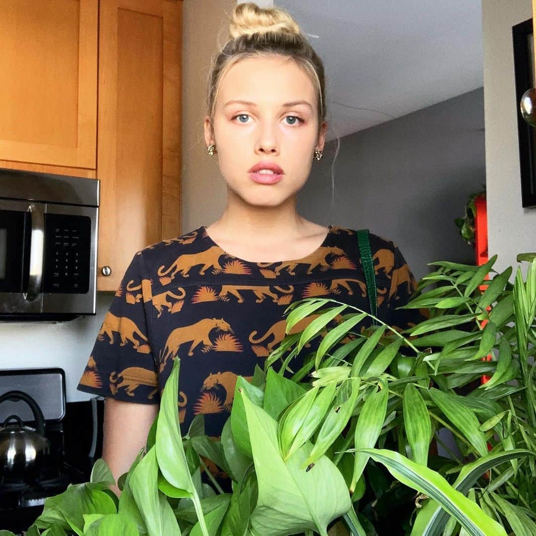 グレイシー・ドジーニーのインスタグラム：「plant 🌱 sitter」