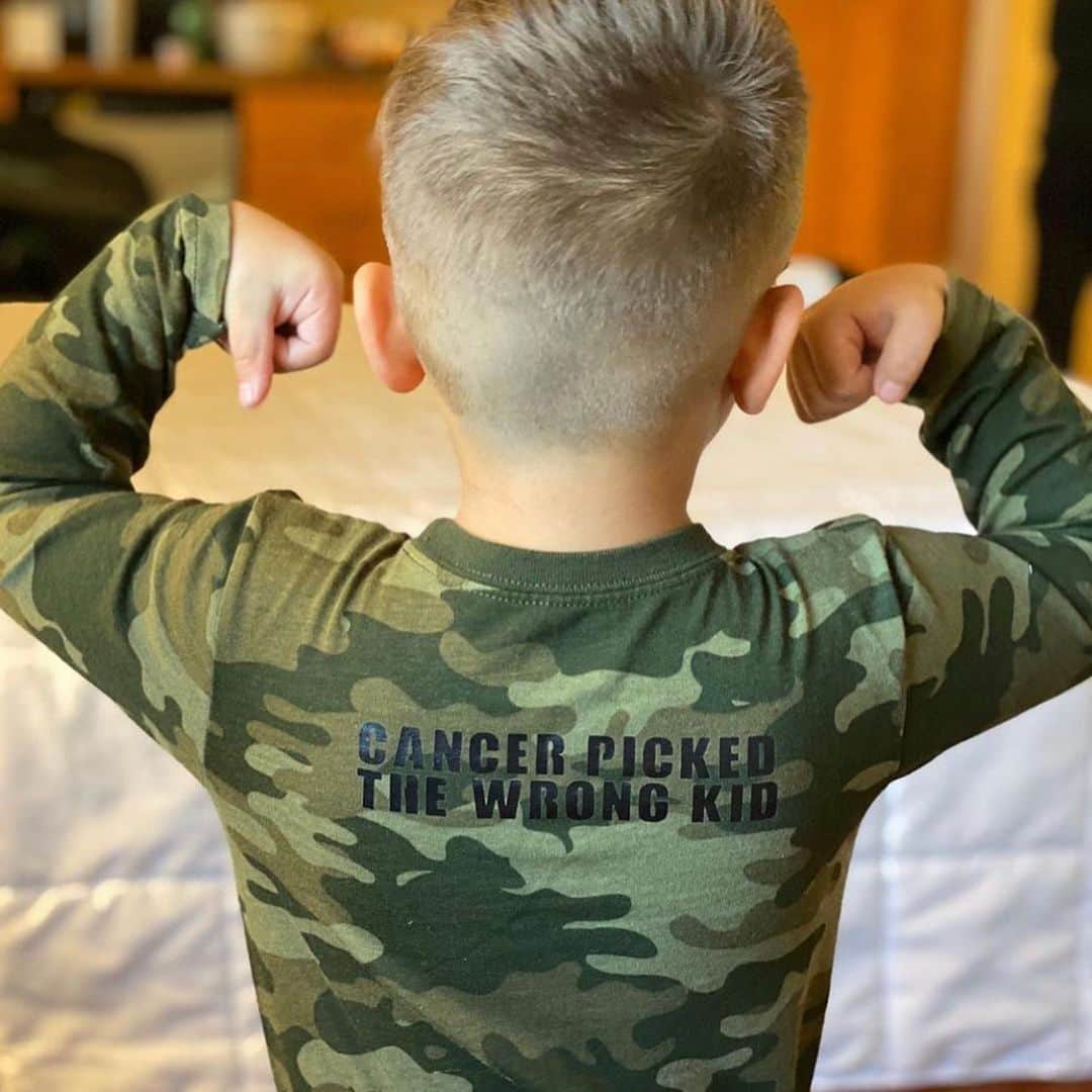 ヤシエル・プイグのインスタグラム：「Cancer picked the wrong kid because #PuigYourFriend little buddy! Help me raise funds for children battling cancer like @jakeys_army so that no child has to fight this monster alone. Tune into my livestream TODAY at 4 PM EST and donate! Not only will every dollar go towards children in need like Jakey, but you will also get a chance to win prizes including a trip to Japan with me! Link in bio • Thank you to @gamechangerorg, @fancation and @arcadeodyssey - this would not be possible without your support.」