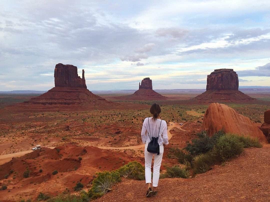 マチルダ・ルッツのインスタグラム：「You experience yourself, your thoughts, your feelings, you observe and you change, you grow and you become a kid again. "Unpredictability", it's hard for me to even say this word, but I thought... this is what it is to be happy . #intothewild #monumentvalley #tb #foundthisinmydrawer」