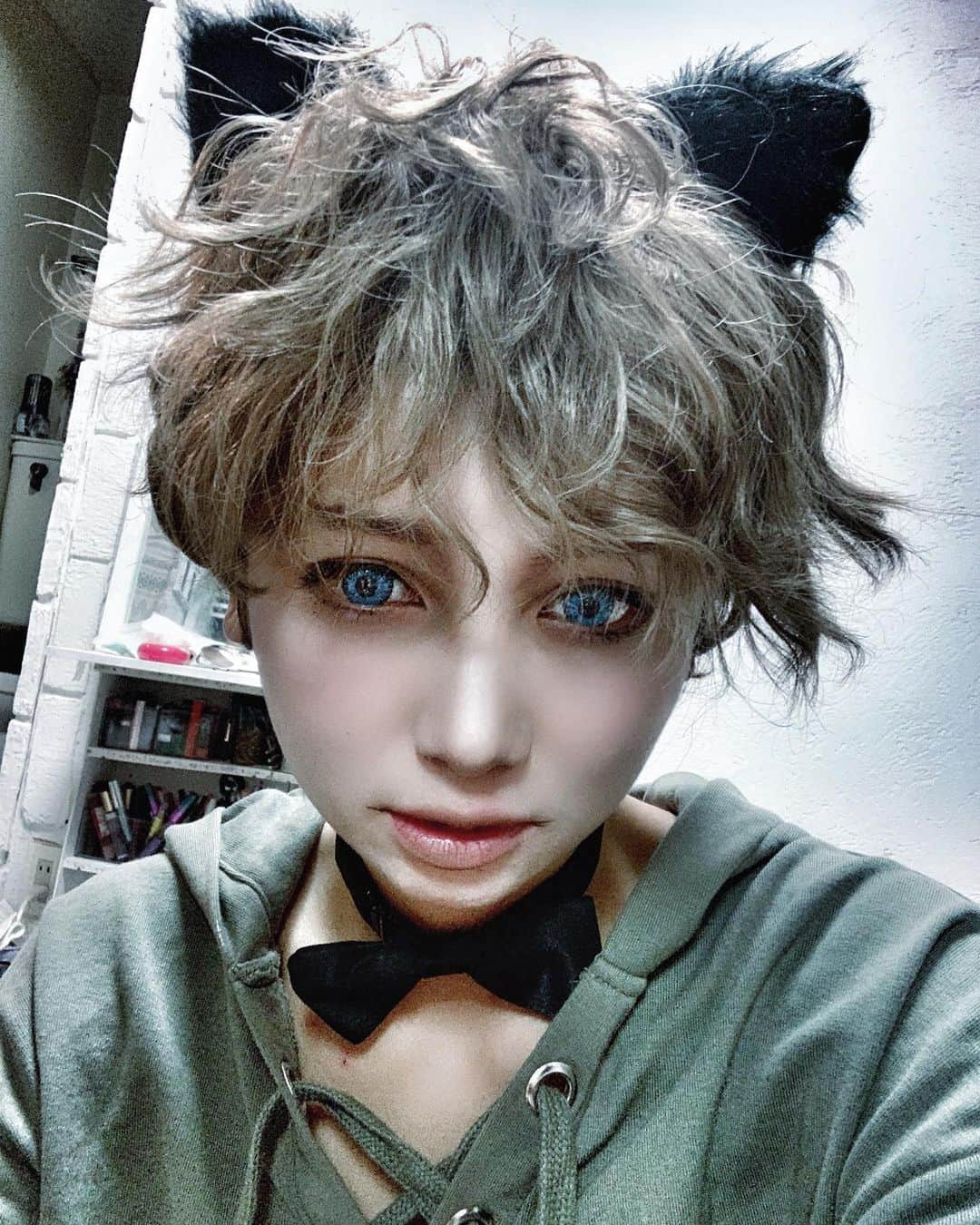 チアコマさんのインスタグラム写真 - (チアコマInstagram)「黒猫男装コス🧝‍♀️﻿ ﻿ このウィッグ1500円くらいで買ったやつ♡﻿ 横の毛がないのいいかも！！﻿ かなりの縦長シルエットで﻿ 面長に見える！﻿ 質感もくせ毛風とゆうか﻿ 寝癖風でw  いい感じ♡﻿ ﻿ ﻿ ﻿ ▶︎ カラコン﻿ ﻿ スワローテイル ﻿ @swallowtail_wig  ボニータアイズの アクアブルー﻿ ﻿ ▶︎テーピング﻿  @swallowtail_wig ﻿ ▶︎猫耳&蝶ネクタイ﻿ @daiso_official ﻿ ﻿ #男装 #男装女子 ﻿ #プレデアス星人 #pleiadian #cosplaysidebyside﻿ #cosplay #cosplayer #chiakoma #チアコマ #コスプレ #geek #game #anime #japan#japanese #555 #คอสเพลย์ #角色扮演 #动画动画﻿ #創作コスプレ #猫耳﻿」11月3日 13時40分 - chiakoma_cosplay