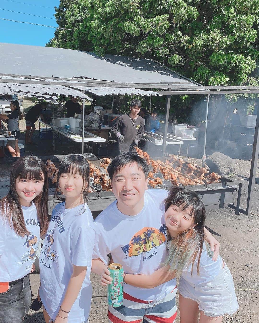SHINOさんのインスタグラム写真 - (SHINOInstagram)「レナーズの長蛇の列を横目に、明日にお預けして、ノースショアへ♬ #フリフリチキン #ハレイワ #Rayschicken #ランチ #眩しさと暑さと煙たさで #目が開かない #ハワイ #Hawaii #northshore #やわらかくておいしかった #焦げたスヌーピー  #おそろTシャツ」11月3日 12時12分 - shino0605