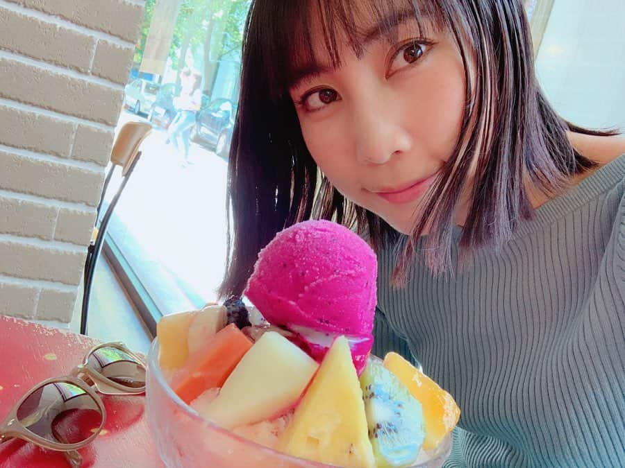 近野莉菜さんのインスタグラム写真 - (近野莉菜Instagram)「台湾のガイドブックで載っていて行った所🥰 フルーツ屋さんで新鮮なフルーツが沢山並んでたよ🍇🍓🍈🍑🍍私はフルーツかき氷にしたの🍧マリア　(@_abedesu )とここで待ち合わせする事になって先に着いちゃったんだけど、日本語表記のメニューもあったので、1人でも注文出来ました😌💓 マリアがたくさん写真撮ってくれた📸」11月3日 12時13分 - chikano.rina