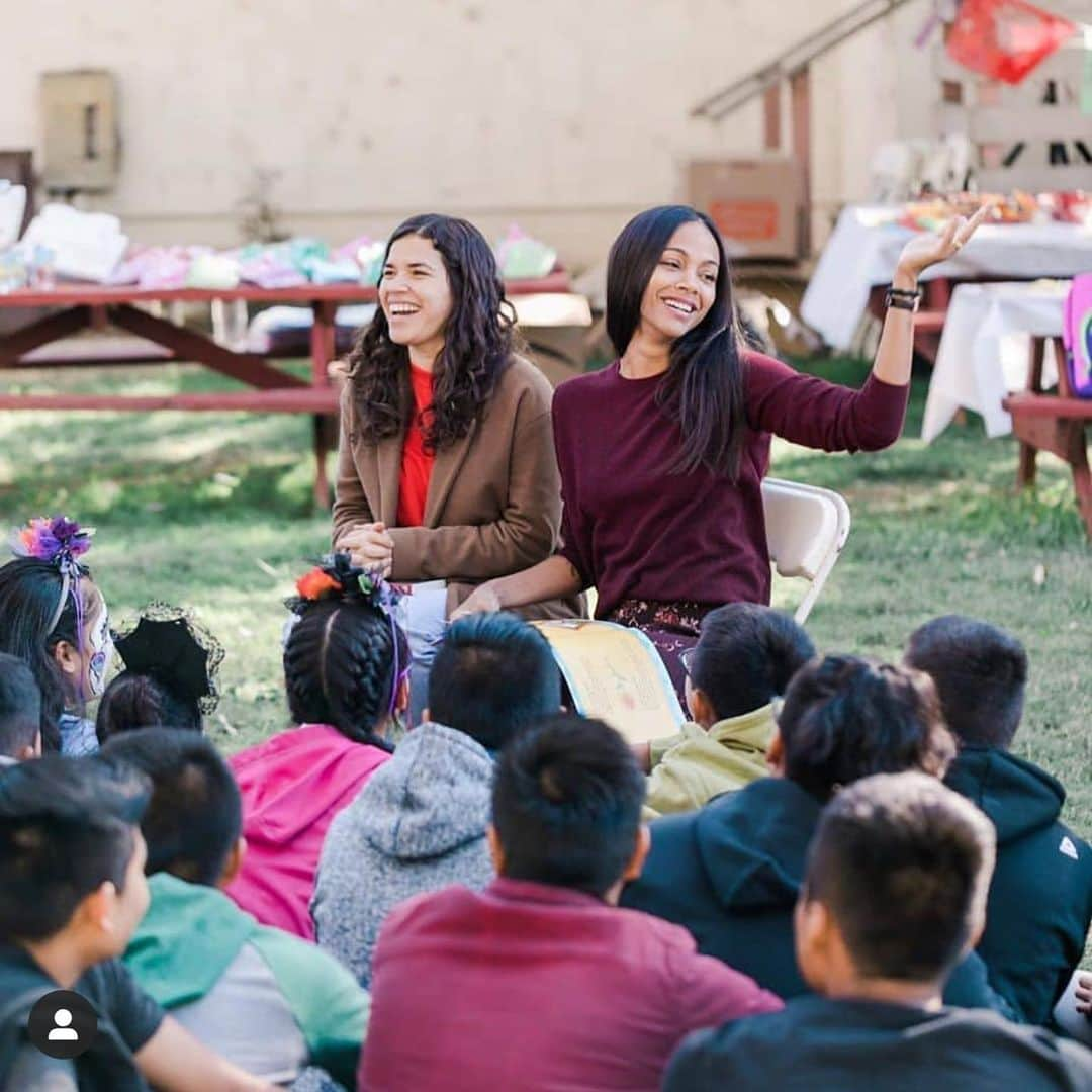 アメリカ・フェレーラさんのインスタグラム写真 - (アメリカ・フェレーラInstagram)「@zoesaldana and I celebrated Dia de Los Muertos at a shelter for unaccompanied minors who traveled to the US alone, or were separated from their families upon arrival. They decorated cookies, painted their faces, sang along to pop hits, and ate delicious food- the things children should be doing. They were full of joy despite the uncertain and harrowing journeys they are on. Thanks to the amazing @elsamariecollins and @thisisabouthumanity for bringing love and light to these beautiful children and for letting me be a part of it. Choose humanity.」11月3日 12時24分 - americaferrera