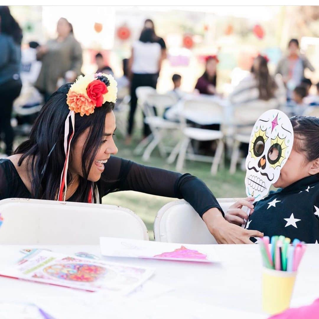 アメリカ・フェレーラさんのインスタグラム写真 - (アメリカ・フェレーラInstagram)「@zoesaldana and I celebrated Dia de Los Muertos at a shelter for unaccompanied minors who traveled to the US alone, or were separated from their families upon arrival. They decorated cookies, painted their faces, sang along to pop hits, and ate delicious food- the things children should be doing. They were full of joy despite the uncertain and harrowing journeys they are on. Thanks to the amazing @elsamariecollins and @thisisabouthumanity for bringing love and light to these beautiful children and for letting me be a part of it. Choose humanity.」11月3日 12時24分 - americaferrera