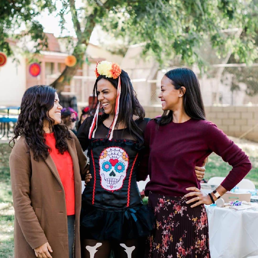 アメリカ・フェレーラさんのインスタグラム写真 - (アメリカ・フェレーラInstagram)「@zoesaldana and I celebrated Dia de Los Muertos at a shelter for unaccompanied minors who traveled to the US alone, or were separated from their families upon arrival. They decorated cookies, painted their faces, sang along to pop hits, and ate delicious food- the things children should be doing. They were full of joy despite the uncertain and harrowing journeys they are on. Thanks to the amazing @elsamariecollins and @thisisabouthumanity for bringing love and light to these beautiful children and for letting me be a part of it. Choose humanity.」11月3日 12時24分 - americaferrera