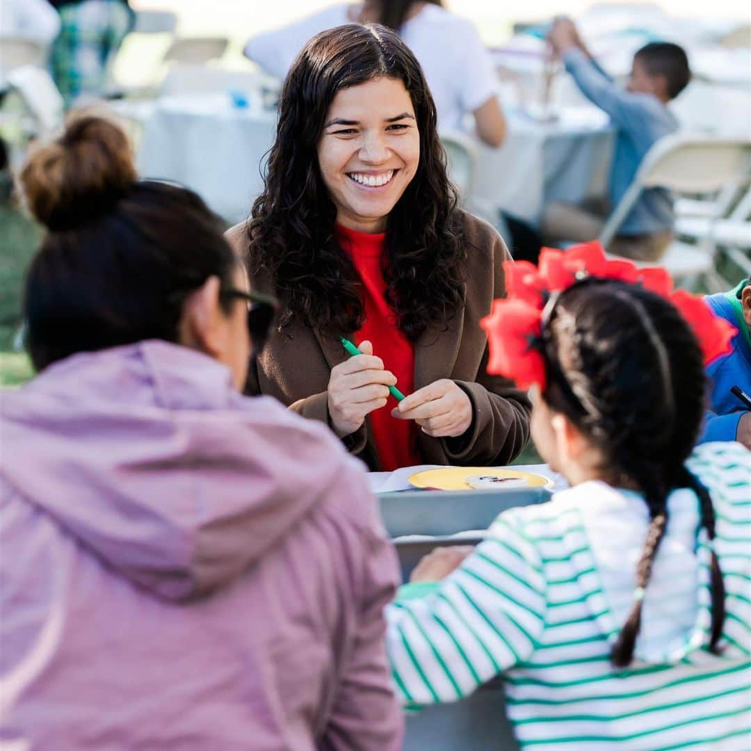 アメリカ・フェレーラさんのインスタグラム写真 - (アメリカ・フェレーラInstagram)「@zoesaldana and I celebrated Dia de Los Muertos at a shelter for unaccompanied minors who traveled to the US alone, or were separated from their families upon arrival. They decorated cookies, painted their faces, sang along to pop hits, and ate delicious food- the things children should be doing. They were full of joy despite the uncertain and harrowing journeys they are on. Thanks to the amazing @elsamariecollins and @thisisabouthumanity for bringing love and light to these beautiful children and for letting me be a part of it. Choose humanity.」11月3日 12時24分 - americaferrera