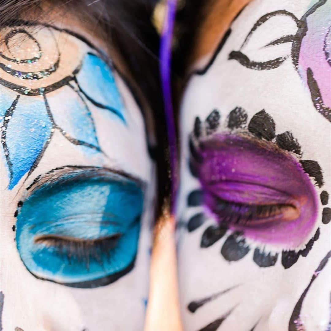 アメリカ・フェレーラさんのインスタグラム写真 - (アメリカ・フェレーラInstagram)「@zoesaldana and I celebrated Dia de Los Muertos at a shelter for unaccompanied minors who traveled to the US alone, or were separated from their families upon arrival. They decorated cookies, painted their faces, sang along to pop hits, and ate delicious food- the things children should be doing. They were full of joy despite the uncertain and harrowing journeys they are on. Thanks to the amazing @elsamariecollins and @thisisabouthumanity for bringing love and light to these beautiful children and for letting me be a part of it. Choose humanity.」11月3日 12時24分 - americaferrera