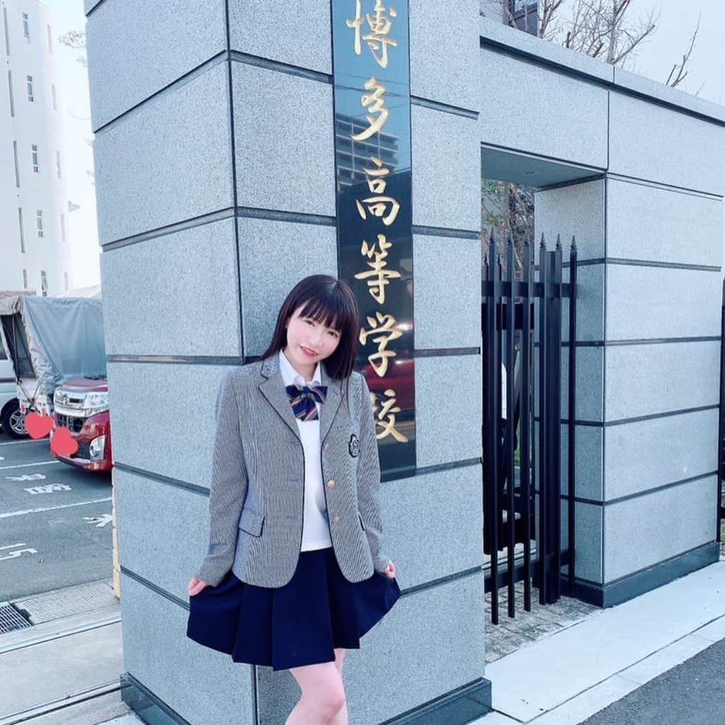 のインスタグラム：「博多高等学校さんの文化祭にゲスト出演してきました❤️ 生徒さんはめちゃくちゃ良い子たちで、先生方もほんとうにすばらしい方々でした🙈💕 みなさんにとって少しでも楽しい思い出になってたらいいな🥰  制服かわいい💓 #博多高校 #博多#博多高等学校#文化祭#むっちゃん万十 #むっちゃんまんじゅう #大食い#制服#制服コーデ #jkブランド#現役jk #japanesegirl #japaneseidol #highschool」