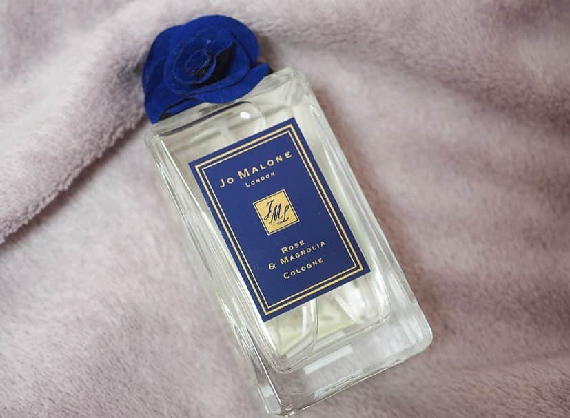 松田唯花さんのインスタグラム写真 - (松田唯花Instagram)「「今日何の香水つけてる？」と会う人ほぼ全員に聞かれる香りは『ジョー マローン ローズ & マグノリア コロン』🌹 甘すぎない、深みのある大人っぽいローズの香り。ローズの香りって苦手な人が多いみたいだけど「これなら好き！」て言ってもらえる。 * これだけで香りを纏うのももちろん良いし、相性抜群の他の香りと合わせるとさらに奥深い香りになる。 ピオニーとレイヤードすれば華やかに、ポピーとレイヤードすればちょっぴり甘く、ブラックベリーとレイヤードすればセクシーに。唯一無二の香りがつくれる。 * フレグランスブランドの中で『ジョー マローン』が一番好き❤️ 香りの褒められ率が本当に高いし、女気分もアガるし、自分オリジナルの香りをつくれるし✨ 「ゆいかちゃんの香りといえば、ジョー マローンって感じ」と友達やメイクレッスンに来てくれる人たちに言ってもらえるのが嬉しい❣️ ほぼ毎日ジョー マローンの香りを纏っています☺️」11月3日 12時32分 - yuika_matsuda.official