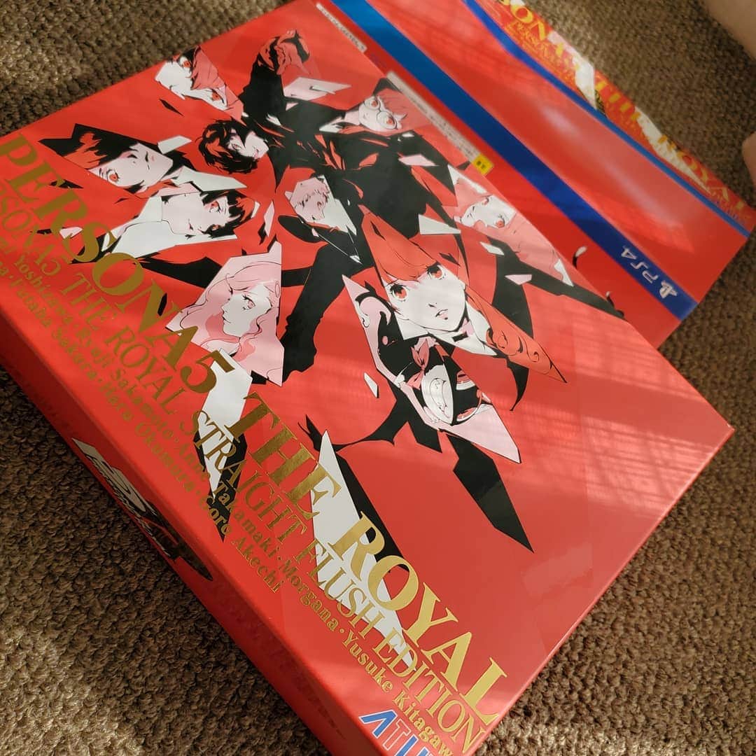 朱神宝のインスタグラム：「きたきたぁぁああ！！！ ペルソナ5ザ・ロイヤル！ ソフトは勿論このアートTシャツが欲しかったのだよ～！ やると最後までしたくなるから、原稿終わったらやろー♪🎮 #ペルソナ5  #P5R」