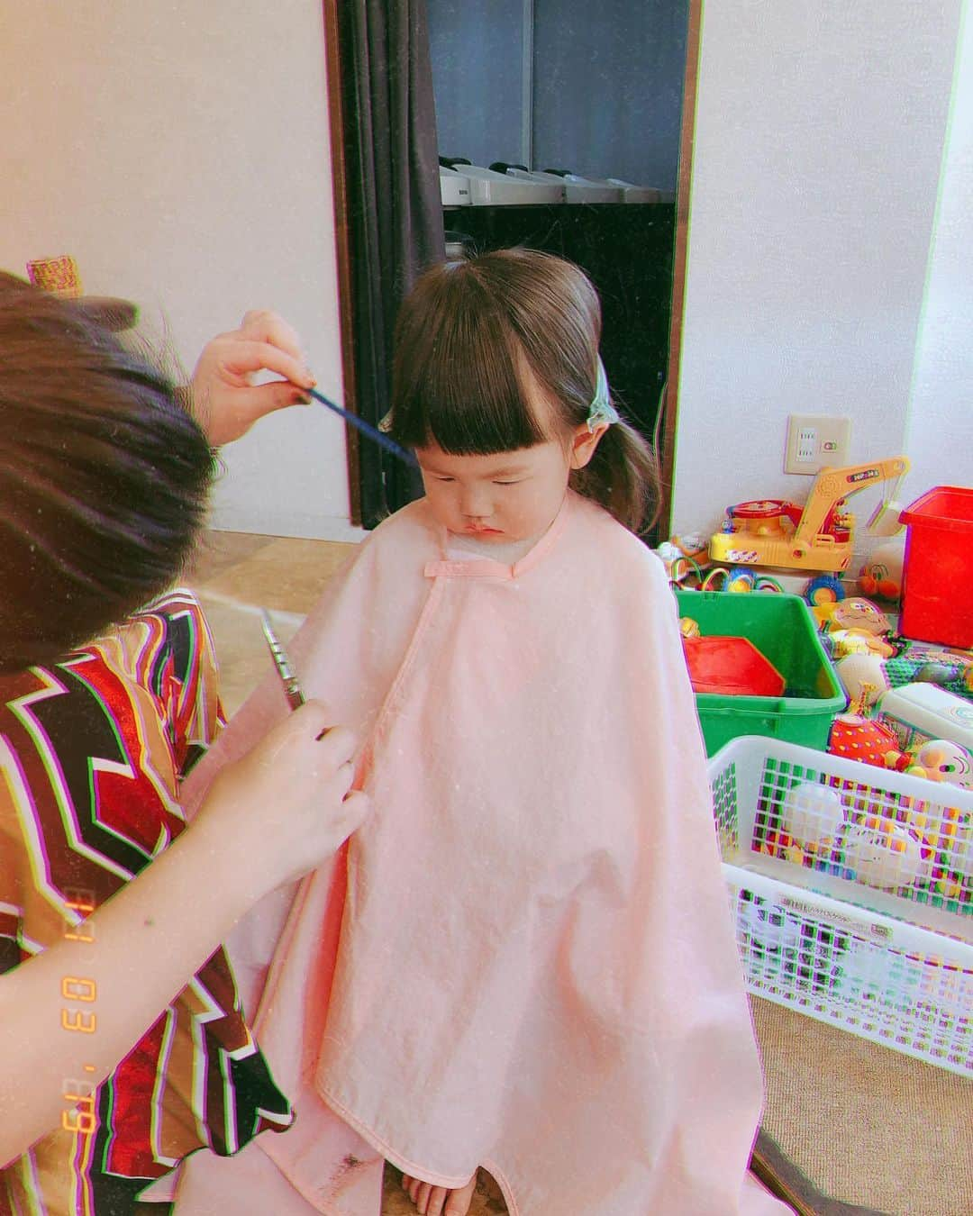 井上香織さんのインスタグラム写真 - (井上香織Instagram)「2019.11.3✂️ ・ @dessey_berag  わたしの美容院ついでに娘も前髪カットしてもらいました😆 ・ #ベラジーヘアー #美容院 #キッズルーム付個室 #テレビではアンパンマン #おもちゃもたくさん #最高な環境 #娘もパラダイス #感謝 #おやつまでありがとう #洗濯もすみません」11月3日 12時45分 - kaorin888