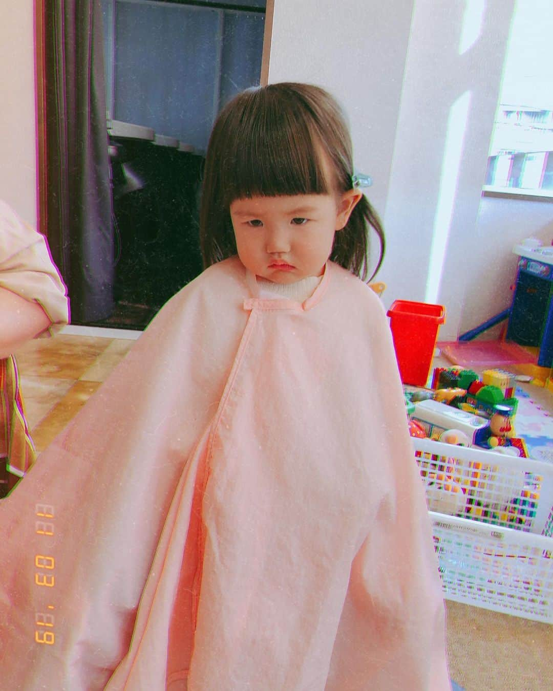 井上香織さんのインスタグラム写真 - (井上香織Instagram)「2019.11.3✂️ ・ @dessey_berag  わたしの美容院ついでに娘も前髪カットしてもらいました😆 ・ #ベラジーヘアー #美容院 #キッズルーム付個室 #テレビではアンパンマン #おもちゃもたくさん #最高な環境 #娘もパラダイス #感謝 #おやつまでありがとう #洗濯もすみません」11月3日 12時45分 - kaorin888