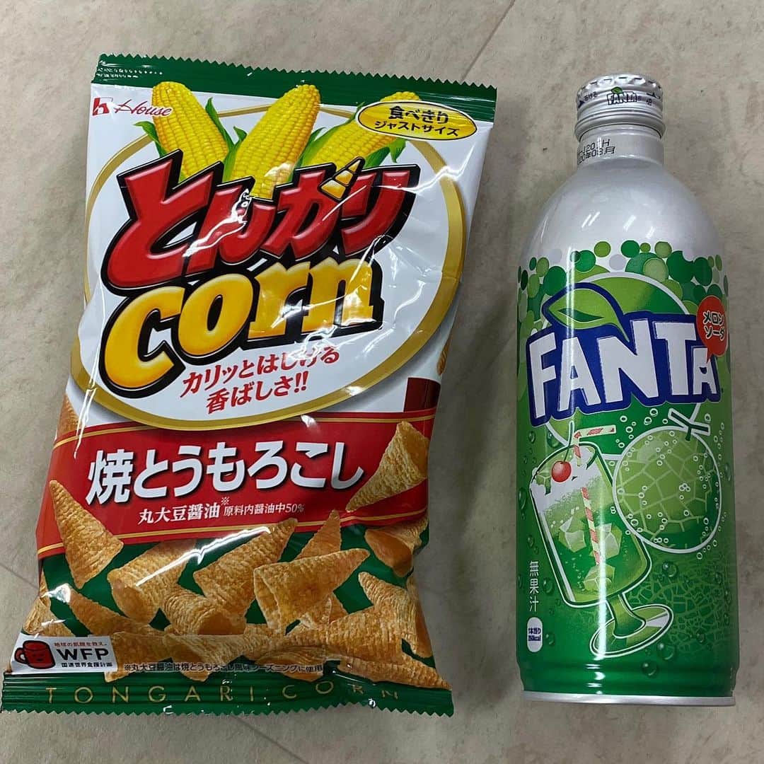 植田朝日のインスタグラム：「🔵🔴﻿ ﻿ コンビニに行くって奴に「なんか買って来て‼️」と頼む。﻿ ﻿ ﻿ で、買って来たのがコチラになります。。。苦笑﻿ ﻿ ﻿ よりによってミドリだけ・・・。﻿ ﻿ コイツとは上手くいかないと思います。笑﻿ ﻿ #tokyo12 #ミドリマン﻿ ﻿」