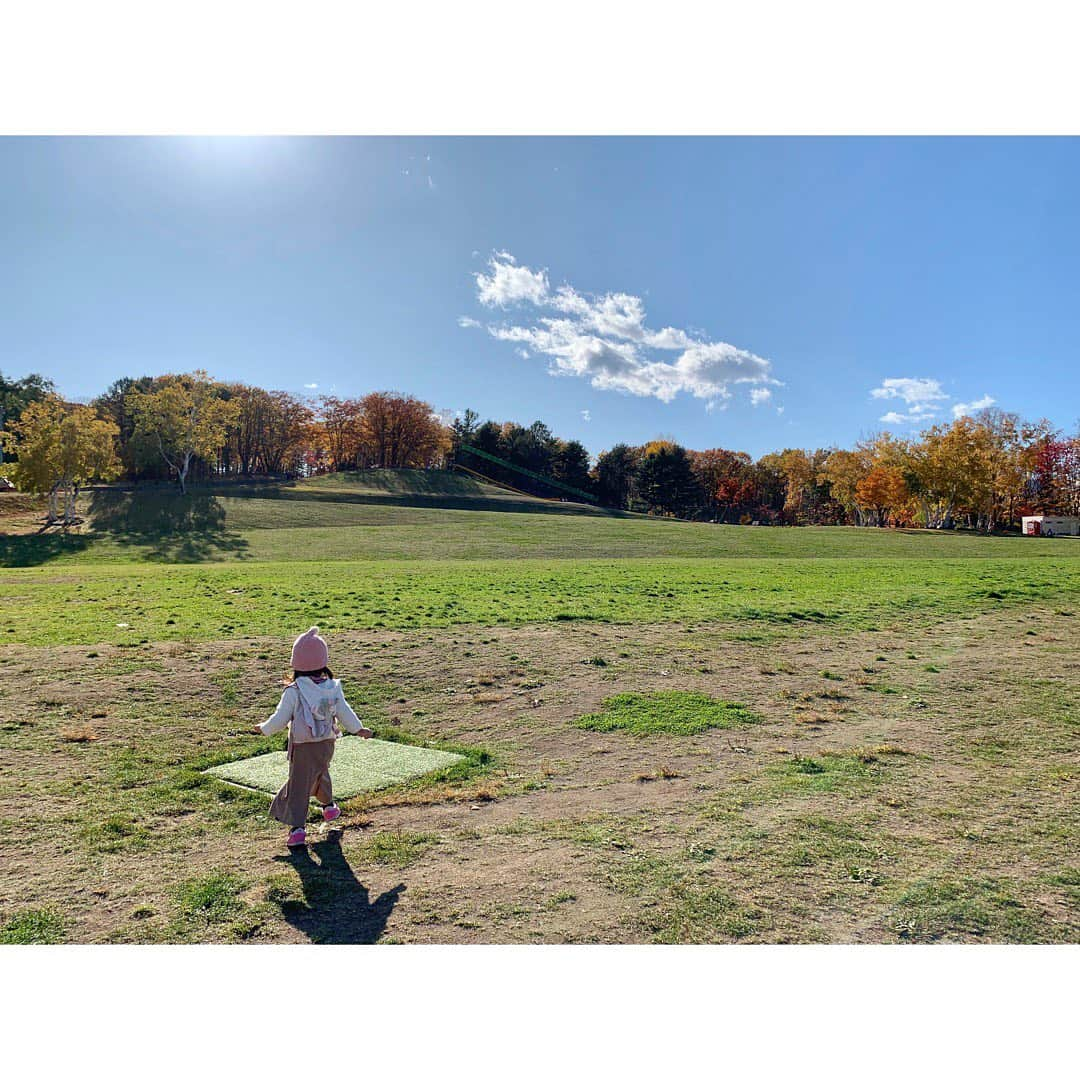 紺野あさ美さんのインスタグラム写真 - (紺野あさ美Instagram)「月寒公園に行きました🍂 大好きな長い滑り台があるので ずっと元気にあそんでいました🙌 来春には息子も滑れるかな😊」11月3日 12時47分 - asami__k