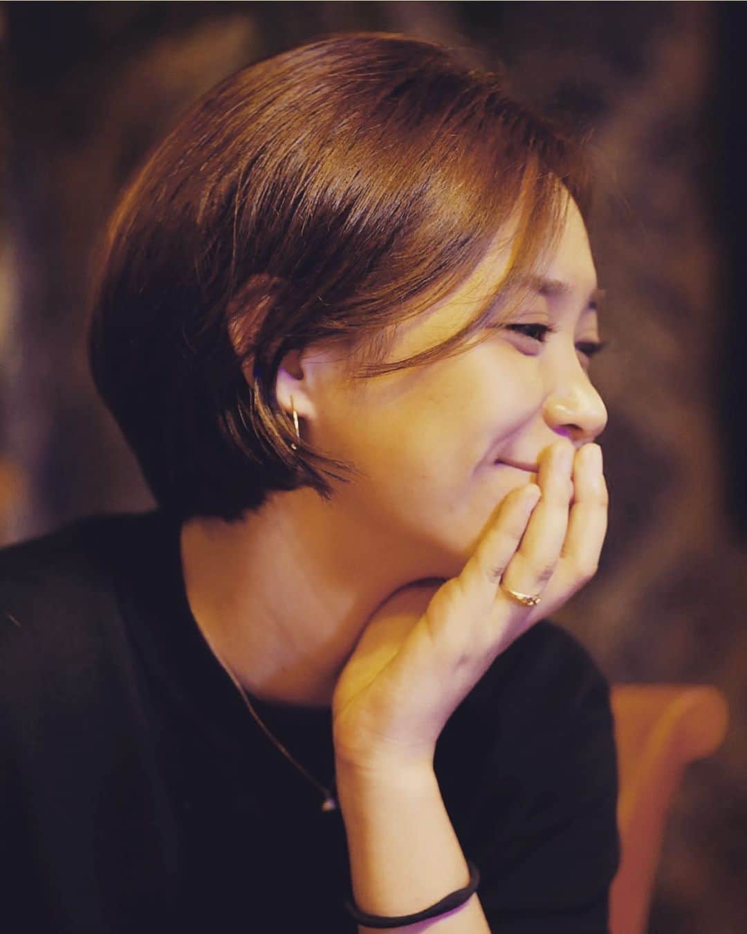 二宮愛のインスタグラム：「2日間のレコーディングも終わってスッキリした、二宮愛です。 ------✄------ 作品を形にしていく作業に入ります。 完成はまたですが、もう今の時点で、新しい私に挑戦できているという実感があります。  本当に、皆様にも楽しみにしていてほしい！ 「こんな愛ちゃんもいたんだ！！！」 って驚いてもらえること、間違いなしですよ。 ------✄------ やはり、物作りって楽しくて仕方がない。 でもそれって、色んな人が、色んな分野で頑張ってくれてるから、楽しいと感じられるんだと思う。 ヴォーカル録りだって、ミックス作業だって、それをより多くの人に聴いてもらえるようにすることだって、私1人じゃ絶対できないもん。  歌う事を楽しいと感じさせてくれて、ありがとう！！！ とにかく、ありがとうが止まらないのです。 ________________ #ありがとう #thankyou #レコーディング #歌う #制作 #楽しい #幸せ #楽しみ #物作り #これからもよろしくね」