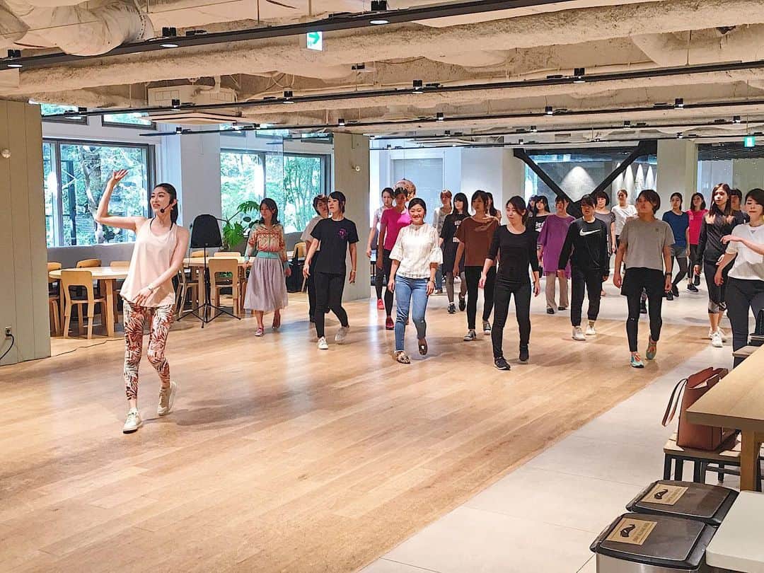 櫻井麻美のインスタグラム：「"MAMI SAKURAI WALKING SESSION supported by 健康ミネラル麦茶" ご参加くださった方ありがとうございました🥰 ・ #walkingsession  #mamisakurai #ウォーキング のような #軽い運動 には #糖質ゼロ #ミネラル含有 の #健康ミネラル麦茶 が #ちょうどいい🥤🤗 #でも真面目にやると #結構筋肉痛になるよ😆」