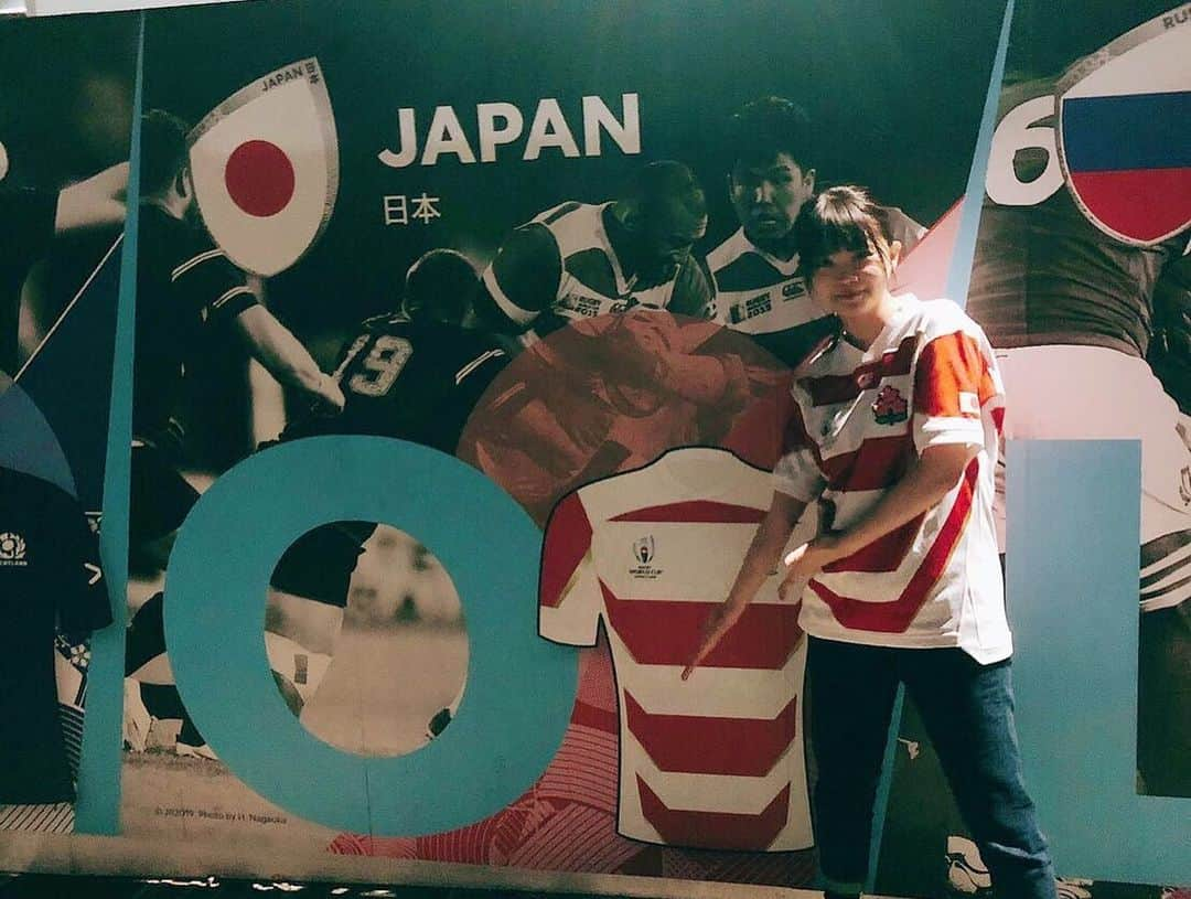 吉岡聖恵さんのインスタグラム写真 - (吉岡聖恵Instagram)「ラグビーワールドカップ2019の決勝戦🏉✨イングランド対南アフリカを観に行かせて頂く機会に恵まれました。 会場はもう、色々な国の方々で大賑わいでした❗️ 世界一を決める戦い、本当に凄かった❗️ ２つのトライを目の前で体験出来て、本当に感動しました。 そして、優勝した南アフリカ代表へのトロフィー授与🏆✨の際に吉岡が歌うWorld In Unionが流れ、微力ながらこの大会に関わらせて頂けた事を嬉しく思いました❗️❗️❗️ 日本代表の皆さん、各国の選手の選手の皆さん、この大会で私もとっても元気を頂きました❗️ ありがとうございました🌟🌟🌟🌟🌟 #RWCFinal  #RWC2019  #ENGvRSA  #RWC横浜  #WorldInUnion  #素敵な大会をありがとうございました」11月3日 12時57分 - kiyoe_yoshioka_official