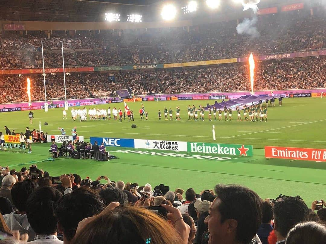 吉岡聖恵さんのインスタグラム写真 - (吉岡聖恵Instagram)「ラグビーワールドカップ2019の決勝戦🏉✨イングランド対南アフリカを観に行かせて頂く機会に恵まれました。 会場はもう、色々な国の方々で大賑わいでした❗️ 世界一を決める戦い、本当に凄かった❗️ ２つのトライを目の前で体験出来て、本当に感動しました。 そして、優勝した南アフリカ代表へのトロフィー授与🏆✨の際に吉岡が歌うWorld In Unionが流れ、微力ながらこの大会に関わらせて頂けた事を嬉しく思いました❗️❗️❗️ 日本代表の皆さん、各国の選手の選手の皆さん、この大会で私もとっても元気を頂きました❗️ ありがとうございました🌟🌟🌟🌟🌟 #RWCFinal  #RWC2019  #ENGvRSA  #RWC横浜  #WorldInUnion  #素敵な大会をありがとうございました」11月3日 12時57分 - kiyoe_yoshioka_official