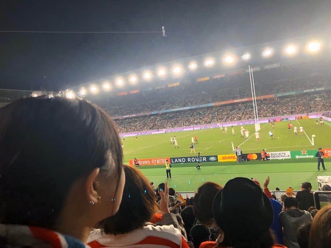 のインスタグラム：「ラグビーワールドカップ2019の決勝戦🏉✨イングランド対南アフリカを観に行かせて頂く機会に恵まれました。 会場はもう、色々な国の方々で大賑わいでした❗️ 世界一を決める戦い、本当に凄かった❗️ ２つのトライを目の前で体験出来て、本当に感動しました。 そして、優勝した南アフリカ代表へのトロフィー授与🏆✨の際に吉岡が歌うWorld In Unionが流れ、微力ながらこの大会に関わらせて頂けた事を嬉しく思いました❗️❗️❗️ 日本代表の皆さん、各国の選手の選手の皆さん、この大会で私もとっても元気を頂きました❗️ ありがとうございました🌟🌟🌟🌟🌟 #RWCFinal  #RWC2019  #ENGvRSA  #RWC横浜  #WorldInUnion  #素敵な大会をありがとうございました」