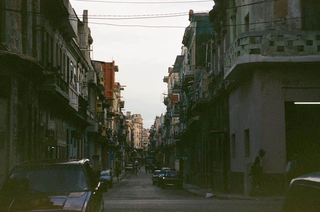 イマン・ハマンさんのインスタグラム写真 - (イマン・ハマンInstagram)「🖤 Cuba one of my favorite places.」11月3日 12時58分 - imaanhammam