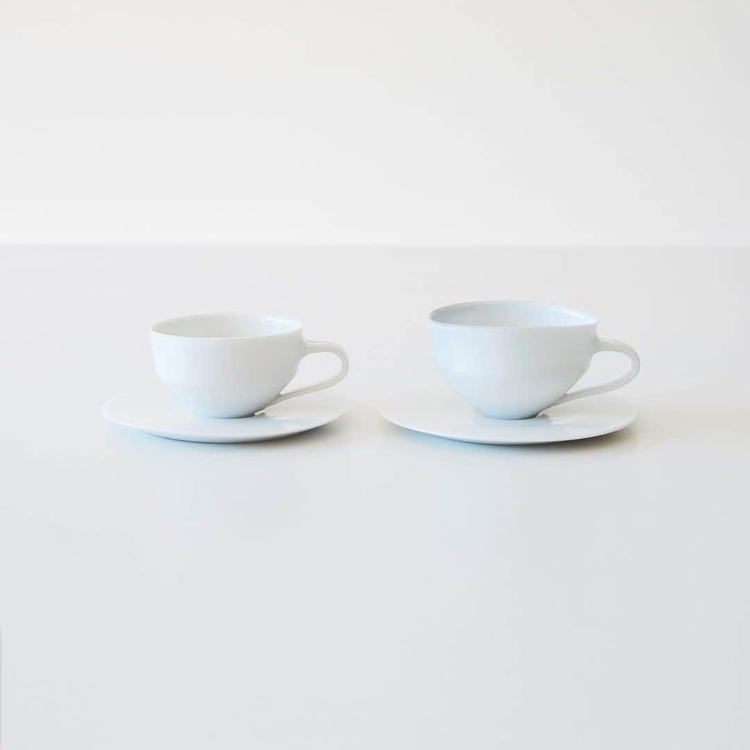 渡辺有子のインスタグラム：「FOOD FOR THOUGHT 上原店/西荻店  吉田直嗣 陶展「Grayscale」3日目。ずっと撫でていたくなるような器。なめらなさと大胆なエッヂのバランスは秀逸です。ぜひ、お手にとってご覧ください。 （本日、夕方まで上原店にいます）  FOOD FOR THOUGHT  上原店 渋谷区上原2-33-4  西荻店 杉並区西荻北2-9-15」