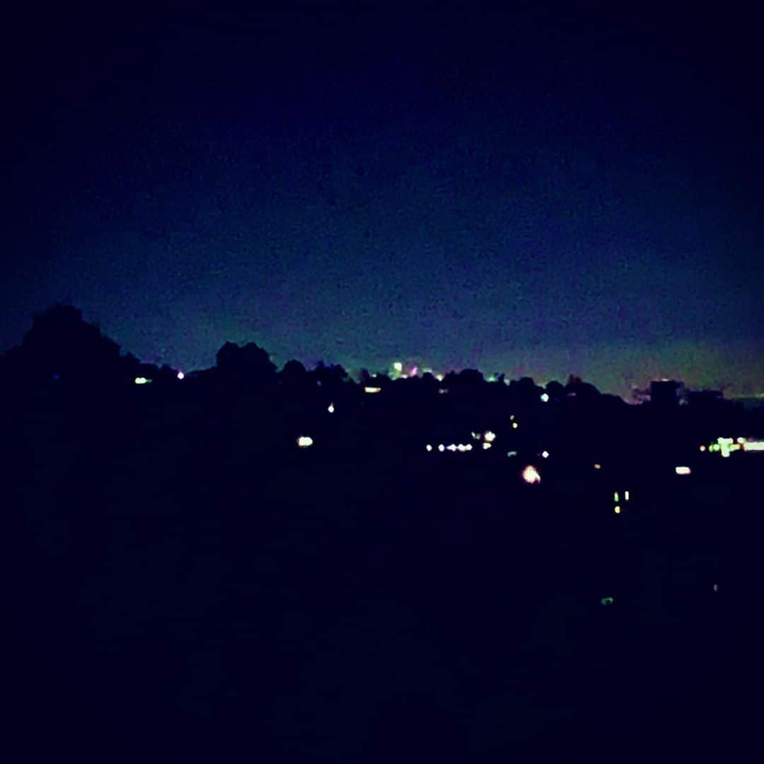 メアリー・マクドネルのインスタグラム：「It’s so clear tonight I can see downtown. Breathing and praying for all displaced this week, all tragic loss . Thank you profoundly #firefighters #LAFD #LAPD #LASD #RedCross」