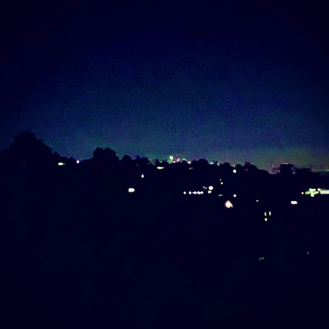 メアリー・マクドネルさんのインスタグラム写真 - (メアリー・マクドネルInstagram)「It’s so clear tonight I can see downtown. Breathing and praying for all displaced this week, all tragic loss . Thank you profoundly #firefighters #LAFD #LAPD #LASD #RedCross」11月3日 13時06分 - theladybam